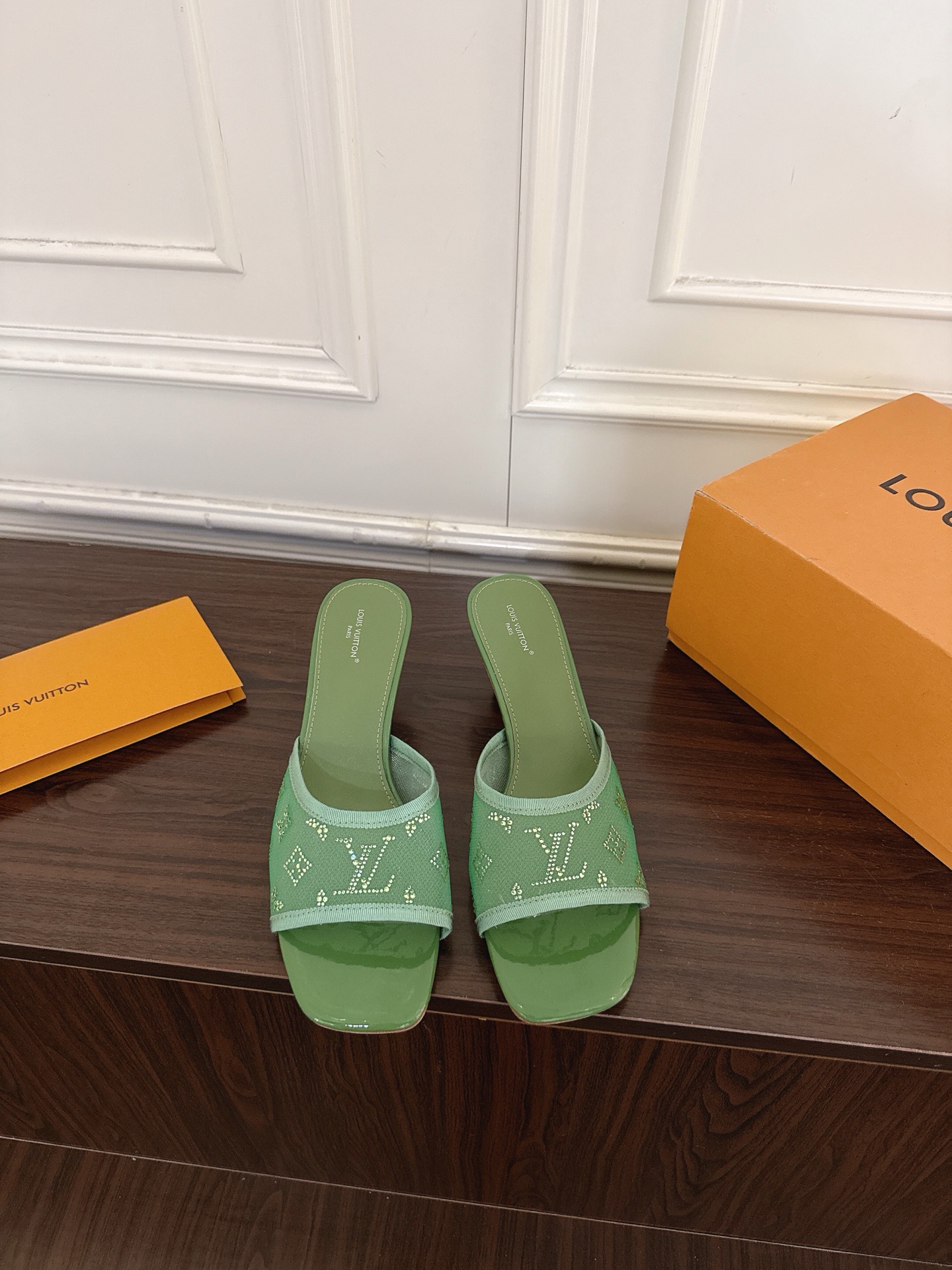 NO:883369,(Z004) Murakami/Takashi Murakami x LOUISVUITTON26ss new summer product Lily cherry heel sandals. It is difficult not to doubt whether it borrowed the Tang Sancai from the Tang Dynasty as a basis and innovated it into the classic LV logo. It used color and the large area of ​​​​the base color of the upper as a contrast to create a white or black tricolor element style on the upper, creating another classic style!  Super greasy on feet!  Indescribable fashion!  It’s easy to match every day, and it’s very relevant to the changes and development of the times!  Kitten heels are super easy to wear and give your feet a full summer vibe!  Material Original custom fabric Lining cow lining Outsole Italian imported genuine leather outsole Size35-41 (40.41 customization is not returnable), high heels and slippers, louis vuitton, louis vuitton, high heels, slippers, Leather soles19860909（Z004） 村上隆/Takashi Murakami x LOUISVUITTON26ss夏季新品Lily 樱桃跟凉拖 很难不怀疑是不是借鉴了唐朝的唐三彩作为基础,创新成lv经典标志logo,采用彩色以及鞋面的大面积底色作为对比,创造出鞋面的白三彩或者是黑三彩元素风格,成就了又一个经典款！上脚超级美腻！说不出来的时尚！日常百搭不在话下,而且很有时代的变迁发展的意义！小猫跟超级好穿,上脚满满的夏日氛围！ 材质原版定制面料 内里牛里 大底意大利进口真皮大底 Size35-41（40.41定制不退换),高跟鞋拖鞋,louis vuitton,louis vuitton,high heels,slippers,Leather soles,Women's Shoes