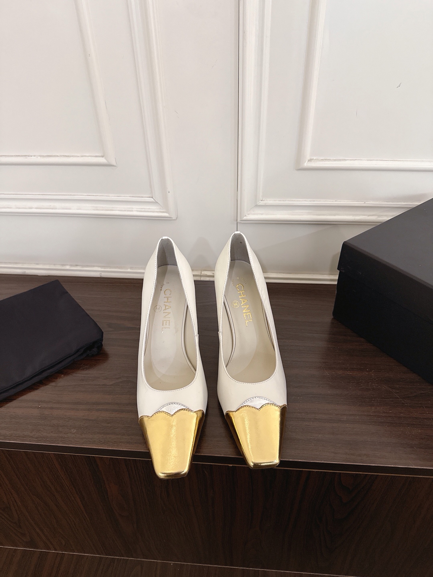 NO:883335,(Y009) CHANEL Chanel Xiaoxiang 26ss counter synchronized new high-heeled shoes, minimalist design, super easy to match with daily style, no matter the height, the texture is impeccable. The small square toe design makes you slim and does not pick the foot shape, the upper foot is super good-looking, playful and high-end!  It’s worth grouping up with sisters to get the same style!  Upper imported sheep leather/cowhide lining sheepskin lining outsole Italian imported genuine leather outsole size 35-42 (customized at 40.41.42), high heels and sandals, chanel, chanel, sandals, high heels, cowhide, sheepskin, sheep, Leather soles19860909（Y009） CHANEL香奈儿小香26ss专柜同步新品高跟鞋单鞋 极简设计 超好搭配的日常款、无论高度 质感都无可挑剔.小方头设计 显瘦不挑脚型 ,上脚超级好看,俏皮又高级！值得姐妹组团get同款！ 鞋面进口羊京/牛皮 内里羊皮内里 大底意大利进口真皮大底 码数35-42（40.41.42订做）,高跟鞋凉鞋,chanel,chanel,sandals,high heels,cowhide,sheepskin,sheep,Leather soles,Women's Shoes