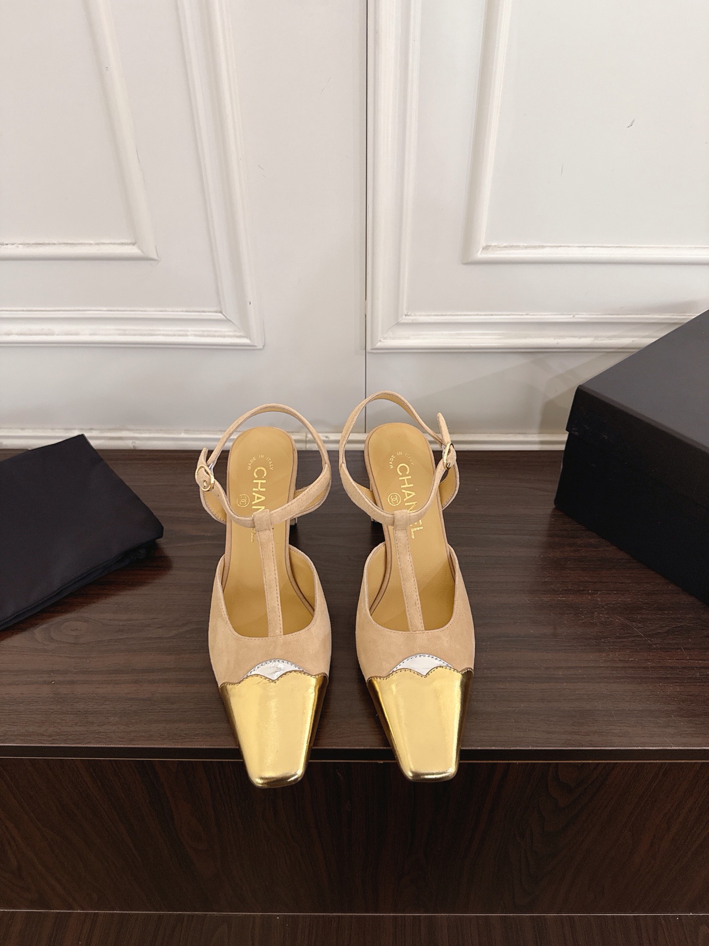 NO:883346,(Y009) CHANEL Chanel Xiaoxiang 26ss counter synchronized new high-heeled sandals, minimalist design, super easy to match with daily style, no matter the height, the texture is impeccable. The small square toe design makes you slim and not picky about the foot shape, the upper foot is super good-looking, playful and high-end!  It’s worth grouping up with sisters to get the same style!  Upper imported sheep leather/cowhide lining sheepskin lining outsole Italian imported genuine leather outsole size 35-42 (customized at 40.41.42), high heels and sandals, chanel, chanel, sandals, high heels, cowhide, sheepskin, sheep, Leather soles19860909（Y009） CHANEL香奈儿小香26ss专柜同步新品高跟凉鞋 极简设计 超好搭配的日常款、无论高度 质感都无可挑剔.小方头设计 显瘦不挑脚型 ,上脚超级好看,俏皮又高级！值得姐妹组团get同款！ 鞋面进口羊京/牛皮 内里羊皮内里 大底意大利进口真皮大底 码数35-42（40.41.42订做）,高跟鞋凉鞋,chanel,chanel,sandals,high heels,cowhide,sheepskin,sheep,Leather soles,Women's Shoes