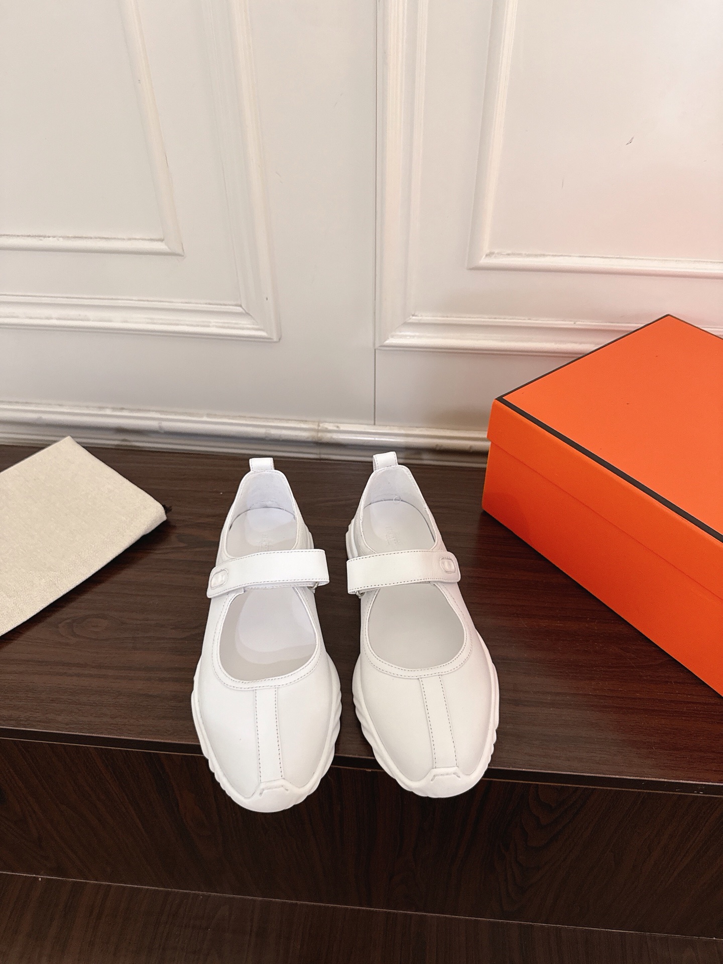 NO:883419,(T010) Hermes H Home Casual Mary Jane Velcro white sneakers with soles inspired by the classic 'Chaine d'Ancre' pattern Exquisite packaging at the delivery counter Fabric original frosted cowhide Internal imported cowhide lining Original molded sole Size: Women's 35-40 (40 customized non-refundable), Mary Jane,hermes,hermes,mary jane,sneakers,cowhide19860909（T010） Hermes爱马仕 H家 休闲玛丽珍魔术贴小白鞋运动鞋 搭配灵感源自经典“Chaine d'Ancre”图案的鞋底 配送专柜精美包装 面料原版磨砂牛皮 内里进口牛皮内里 鞋底原版开模鞋底 Size: 女款35-40 (40定制不退不换),玛丽珍,hermes,hermes,mary jane,sneakers,cowhide,Women's Shoes