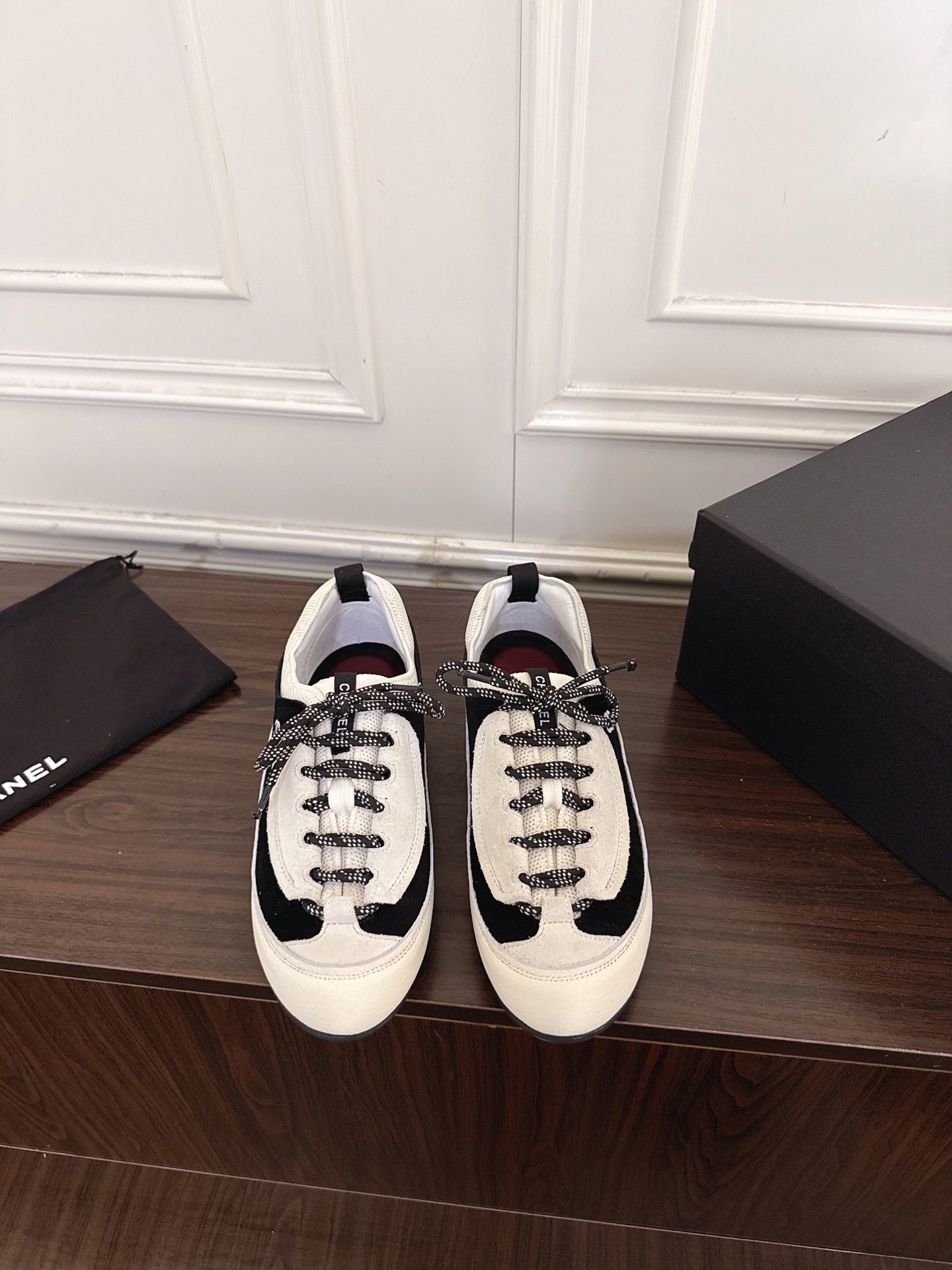 NO:883394,(T010) CHANEL 26ss new panda shoes, casual sports shoes, moral training shoes, very popular, very difficult to buy, the most popular thick-soled panda shoes on the Internet, classics constantly upgraded, the upper feet are so beautiful, it can be imagined that small fragrance lovers cannot miss it. The color matching collision of two leather surfaces, good looks and comfort, simple and versatile, increased height, super versatile, close your eyes, whoever wears it will look better. The upper is stitched with cowhide and suede.  Outsole original tpu outsole Size: 35-40 (40 41 customized), casual shoes/sports shoes, chanel, chanel, sneakers, cowhide19860909（T010） CHANEL 香奈儿26ss新款熊猫鞋休闲运动鞋德训鞋  火爆 非常难买的一款鞋 全网最火的厚底熊猫鞋 经典不断升级 上脚美炸了 可想而知小香控不可错过的 两种皮面的拼色碰撞 颜值与舒适并存的 简约百搭 增高超级百搭,闭眼入,谁穿谁好看  鞋面牛皮绒面皮拼接 大底原版tpu大底 码数:35-40（40 41定做）,休闲鞋/运动鞋,chanel,chanel,sneakers,cowhide,Women's Shoes