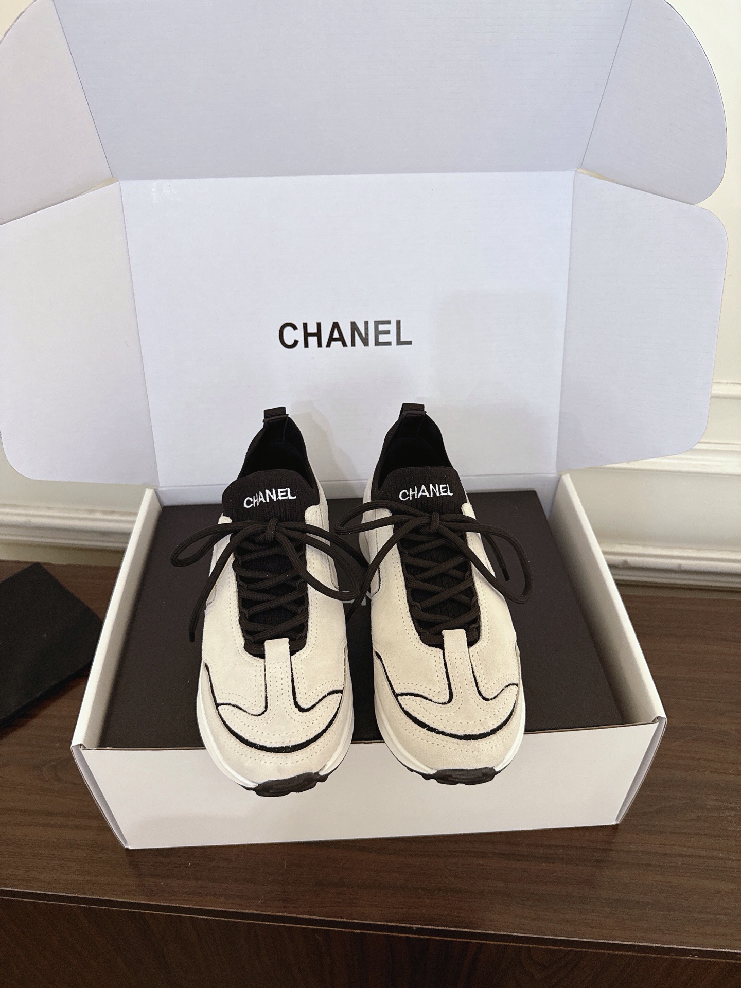 NO:883405,(N005) Chanel 26ss new sneakers moral training shoes baseball shoes 26A Centipede Selected Shoes - The hottest casual shoes I call this pair of casual shoes soft fufu 'lazy fat head fish'. The material is suede stitched with cowhide, and there is an embroidered small fragrance logo on the side of the foot (whisper, it is really low-key hahahaha) The polka dot shoelaces are very nice, and the black and white colors echo~  The color scheme of the panda is my favorite. Whether it is black or white, as long as you meet it, it is worth buying ~ It is indeed the best-selling model this season. Upper cowhide elastic cloth sole original molded TPU outsole Size 35-40 (40 customized non-refundable), casual shoes/sports shoes, chanel, chanel, sneakers, cowhide, chamois leather19860909(N005） Chanel 香奈儿26ss新品运动鞋德训鞋 棒球鞋  26A蜈蚣精选鞋大全-最火热的休闲鞋篇 我称这一双休闲鞋为软软fufu“懒人胖头鱼” 材质是麂皮拼接牛皮,脚口侧边有一个刺绣的小香logo（小声说真的很低调hahahaha）波点鞋带挺好看的,黑白两个色呼应～ 熊猫的配色,深得我心,不管是黑色还是白色,只要遇见了都是可以值得入手的～属实是这一季最热销的款了 鞋面牛皮弹力布 鞋底原版开模TPU大底 码数35-40（40定制不退换）,休闲鞋/运动鞋,chanel,chanel,sneakers,cowhide,chamois leather,Women's Shoes