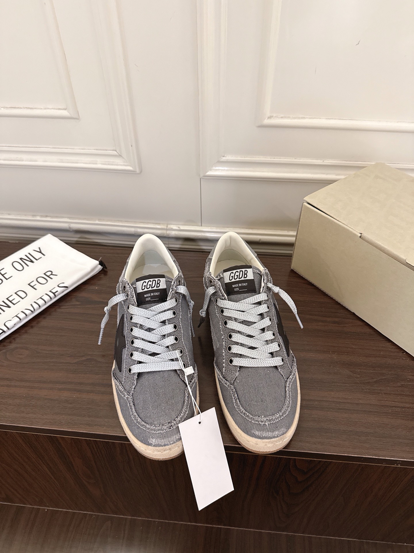 NO:923038,(X003) GGDB 26ss summer new gray denim raw edge distressed star casual sneakers  Gray raw-edge distressed casual sneakers with a retro and relaxed atmosphere. The neat low-top silhouette is matched with raw-edge tailoring design. The upper is made of denim fabric, and the shoe body has smooth and neat lines. The iconic raw-edge stitching and distressed sole are design highlights. It has an inner height increase of 4cm, making it easy for small people to control. The gray-tone texture covers many scenes. The lace-up design is easy to put on and take off and can adjust the tightness.  Daily wear is suitable for various scenes. Pair it with straight jeans and overalls to create a relaxed street style. Pair it with casual sweatpants and leggings to create a sporty atmosphere. Pair it with simple shirts and sweaters to unlock the Korean daily style. It can be easily controlled for daily outings, commuting to work, short trips, and store visits. Customized fabric upper, cowhide lining, original molded outsole, size 35-40 (40 size customization is not returnable)  Heel height 4cm, casual shoes/sports shoes, sneakers, jeans, shirts, cowhide19860909（X003） GGDB 26ss夏季新款灰色牛仔毛边做旧星星休闲板鞋 自带复古松弛氛围感的灰色毛边做旧休闲板鞋,利落的低帮板鞋轮廓搭配毛边剪裁设计,鞋面采用牛仔面料打造,鞋身线条流畅利落,标志性的毛边车线与做旧鞋底作为设计亮点,带有内增高4cm,小个子轻松驾驭,灰调质感覆盖多场景穿搭,系带设计穿脱便捷又能调节松紧. 日常穿搭适配多场景造型,搭配直筒牛仔裤、工装裤打造街头松弛风,搭配休闲卫裤、束脚裤塑造运动氛围感,搭配简约衬衫、针织衫也能解锁韩系日常风,日常出街、通勤办公、短途出游、探店拍照都能轻松驾驭. 鞋面定制布面 内里牛皮 大底原版开模大底 size35-40码（40码定制不退换） 跟高4cm,休闲鞋/运动鞋,sneakers,jeans,shirts,cowhide,Women's Shoes