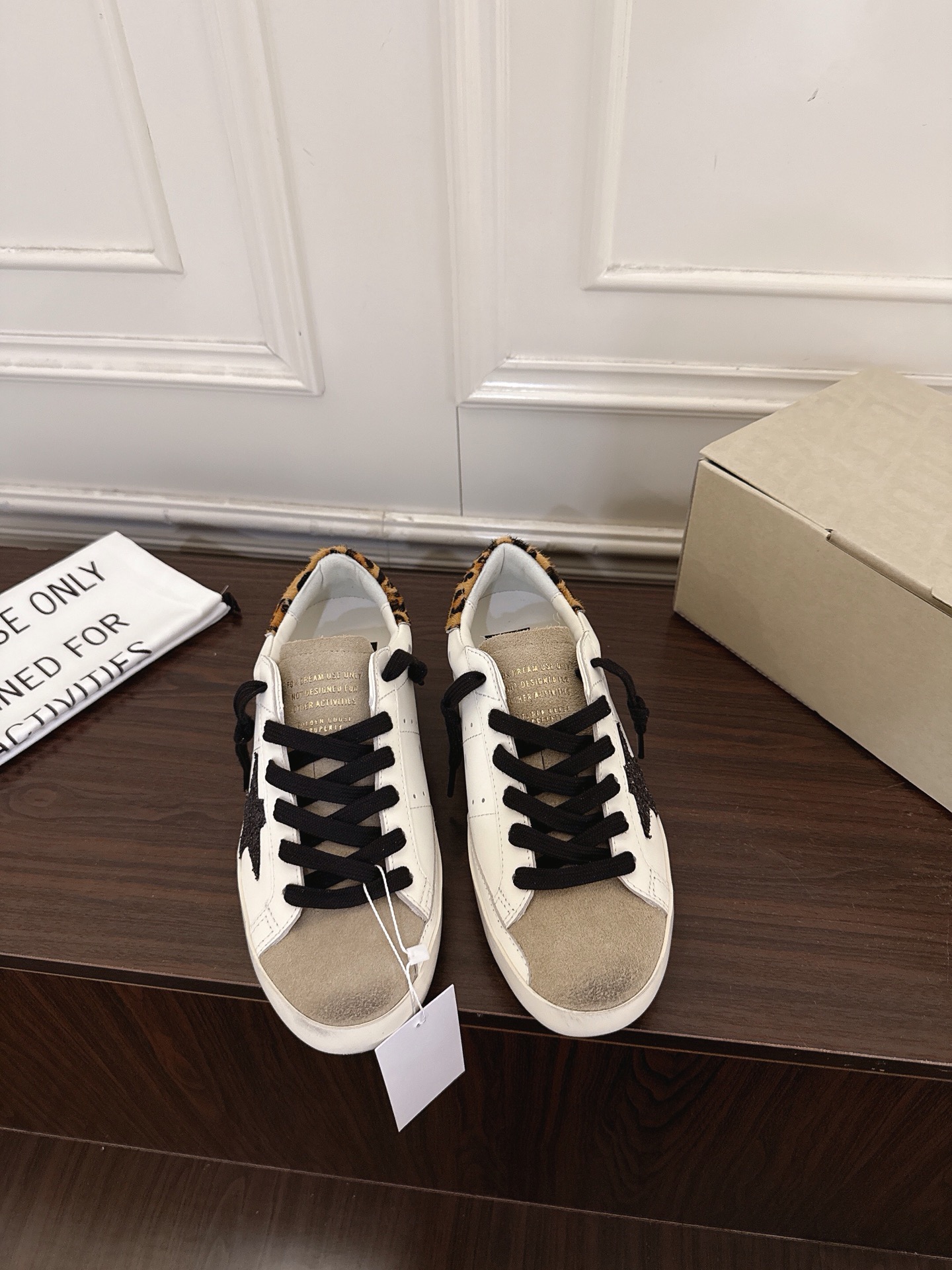 NO:923045,(X003) GGDB 26ss new summer star distressed casual sneakers. Star distressed casual sneakers with a retro and lazy atmosphere. The neat low-top silhouette is matched with the iconic star label design. The lines of the shoe body are soft and not stiff. The stars on the side of the shoes are made of glitter and distressed craftsmanship. The low-top shoe shape takes into account ankle mobility and daily adaptability. It has an inner height increase of 4cm, which is easy for small people to control. The lace design is easy to put on and take off and can adjust the tightness.  Suitable for all kinds of colors regardless of skin color, taking into account the casual and lazy appearance and practical wear in all seasons. If you want a pair of casual sneakers with a retro atmosphere, versatile and durable, this series of star distressed casual sneakers is a must-have item for all seasons. Upper cowhide leather lining cowhide outsole original molded outsole size 35-40 (40 size customization is non-refundable) Heel height 4cm, casual shoes/sports shoes, sneakers, cowhide19860909（X003） GGDB 26ss夏季新款星星做旧休闲板鞋 自带复古慵懒氛围感的星星做旧脏脏休闲板鞋,利落的低帮板鞋轮廓搭配标志性星星贴标设计,鞋身线条柔和不生硬,鞋侧星星采用闪粉与做旧工艺打造,低帮鞋型兼顾脚踝活动度与日常适配度,带有内增高4cm,小个子轻松驾驭.系带设计穿脱便捷又能调节松紧. 多适配各类色系穿搭不挑肤色,兼顾随性慵懒颜值与四季实穿性,想要一双兼顾复古氛围感、百搭耐穿的休闲板鞋,这款星星做旧脏脏休闲板鞋系列是四季刚需百搭单品. 鞋面牛皮 内里牛皮 大底原版开模大底 size35-40码（40码定制不退换） 跟高4cm,休闲鞋/运动鞋,sneakers,cowhide,Women's Shoes