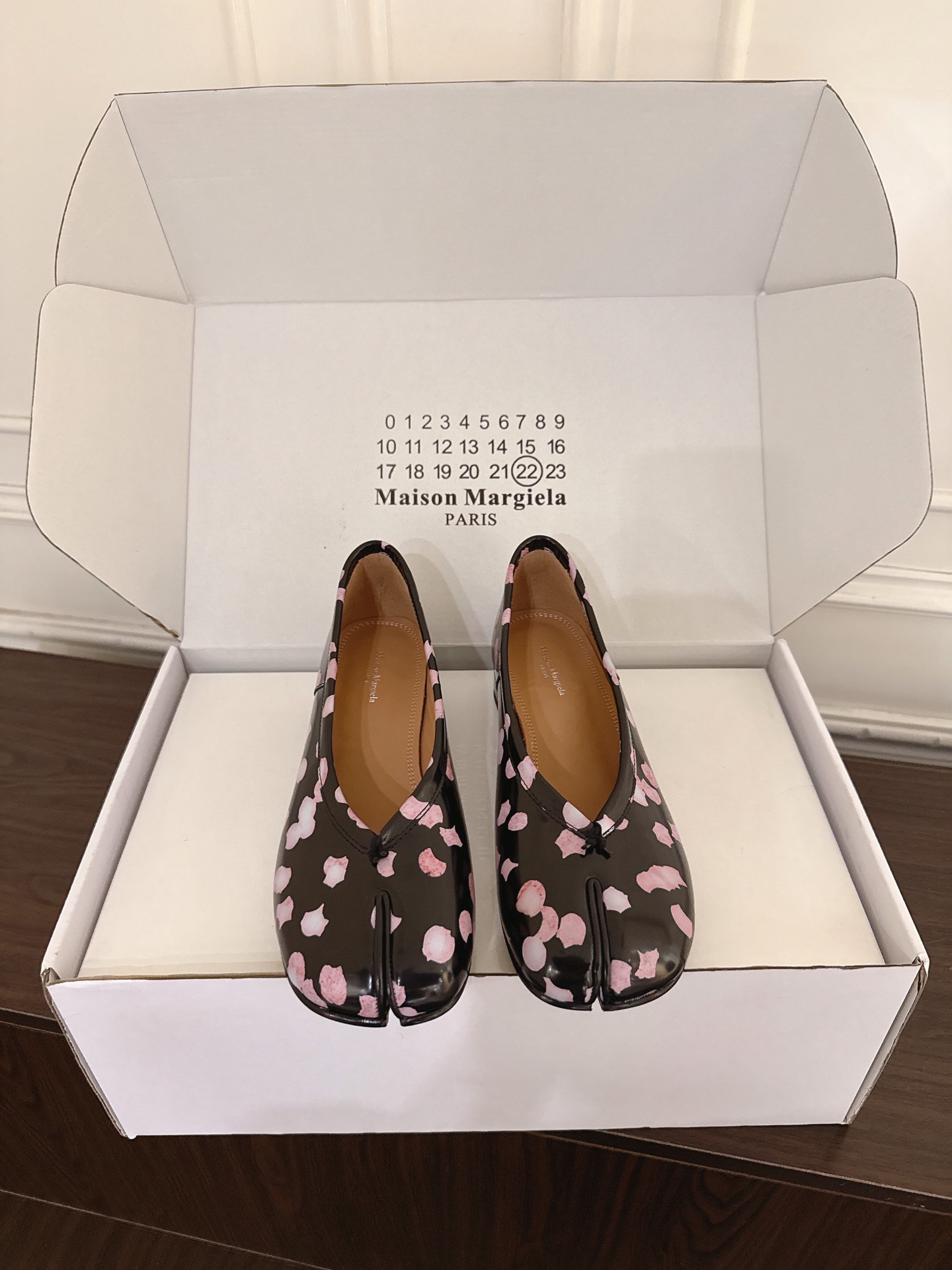 NO:923123,((X012) Maison Margiela 26ss new summer printed split-toe shoes. Cherry blossom print split-toe shoes with a soft spring atmosphere. The neat split-toe outline is matched with soft pink cherry blossom smudged printing. The upper is made of glossy texture. The body lines are smooth and neat. The iconic split-toe cut breaks the conventional shoe design. The loose shoe compartment does not crowd the foot. The low-flat shoe shape takes into account walking comfort and daily adaptability. It is designed to be easy to put on and take off without restraint.  The upper foot feels soothing and pressure-free. The flat-soled shoe shape evenly distributes the force on the sole of the foot, so the feet are not easily sore and swollen after walking and standing for a long time. The round toe box accommodates wide feet without squeezing the toes. The inside of the shoe compartment is smooth and skin-friendly without rubbing the toe. The split-toe cut fits the line of the foot without getting stuck in the skin. It can be worn for a long time in spring and summer and is breathable without sweating. Upper cowhide leather lining cowhide leather outsole Genuine leather outsole  size 35-42 (customized sizes 40, 41, and 42 are non-refundable), split-toe shoes, flats, cowhide, Leather soles19860909（（X012） Maison Margiela 26ss夏季新款印花分趾鞋 自带春日柔飒氛围感的樱花印花分趾鞋,利落的分趾轮廓搭配柔粉樱花晕染印花,鞋面采用亮面质感打造,鞋身线条流畅利落,标志性分趾剪裁打破常规鞋型设计,宽松鞋仓不挤脚面,低平鞋型兼顾行走舒适度与日常适配度,设计穿脱便捷无束缚. 上脚脚感舒缓无压力,平底鞋型均匀分散足底受力,久走久站双脚不易酸胀,圆润鞋头包容宽脚肉脚不挤趾尖,鞋仓内里顺滑亲肤不磨脚面,分趾剪裁贴合足部线条不卡皮肤,春夏久穿透气不闷汗. 鞋面牛皮 内里牛皮 大底真皮大底 size35-42码（40、41、42码定制不退换）,分趾鞋,flats,cowhide,Leather soles,Women's Shoes
