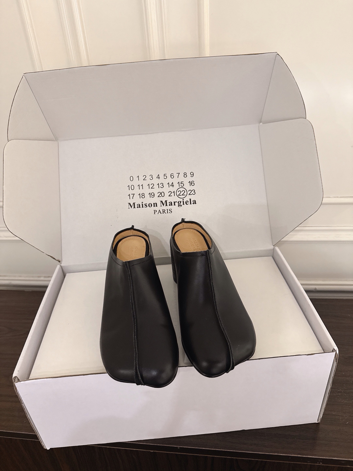 NO:923114,(X012) Maison Margiela 26ss summer new retro toe-toe thick-heeled Mule slippers. Split-toe Mule slippers series with a relaxed retro atmosphere. The neat half-slipper shape is matched with the iconic split-toe cut. The rounded toe box accommodates wide feet. The thick heel design takes into account both walking stability and visual enhancement effect. The multi-color texture covers the four-season wearing scene. The open half-slipper design is easy to put on and take off without restraint.  Daily wear is suitable for various scenes. Pair it with straight-leg suits and work skirts to create a minimalist and relaxed style. Pair it with a long windbreaker to create a cool intellectual atmosphere. It can be easily managed for daily outings, commuting to work, visiting stores and taking photos, and short trips. Upper cowhide/cow suede Lining cowhide leather outsole Size 35-41 (customized sizes 40 and 41 are non-refundable) Heel height 7cm, half drag, slippers, skirts, business  suit,cowhide,leather soles19860909（X012） Maison Margiela 26ss夏季新款复古包头粗跟穆勒拖 自带松弛复古氛围感的分趾穆勒拖系列,利落的半拖鞋型搭配标志性分趾剪裁,圆润鞋头包容宽脚肉脚,粗跟设计兼顾行走平稳度与视觉增高效果,多色质感覆盖四季穿搭场景,敞口半拖设计穿脱便捷无束缚. 日常穿搭适配多场景造型,搭配西装直筒裤、工装半裙打造极简松弛风,搭配长款风衣塑造清冷知识分子氛围感；日常出街、通勤办公、探店拍照、短途出游都能轻松驾驭. 鞋面牛皮/牛反绒 内里牛皮 大底真皮大底 size35-41码（40、41码定制不退换） 跟高7cm,半拖,slippers,skirts,business suit,cowhide,Leather soles,Women's Shoes