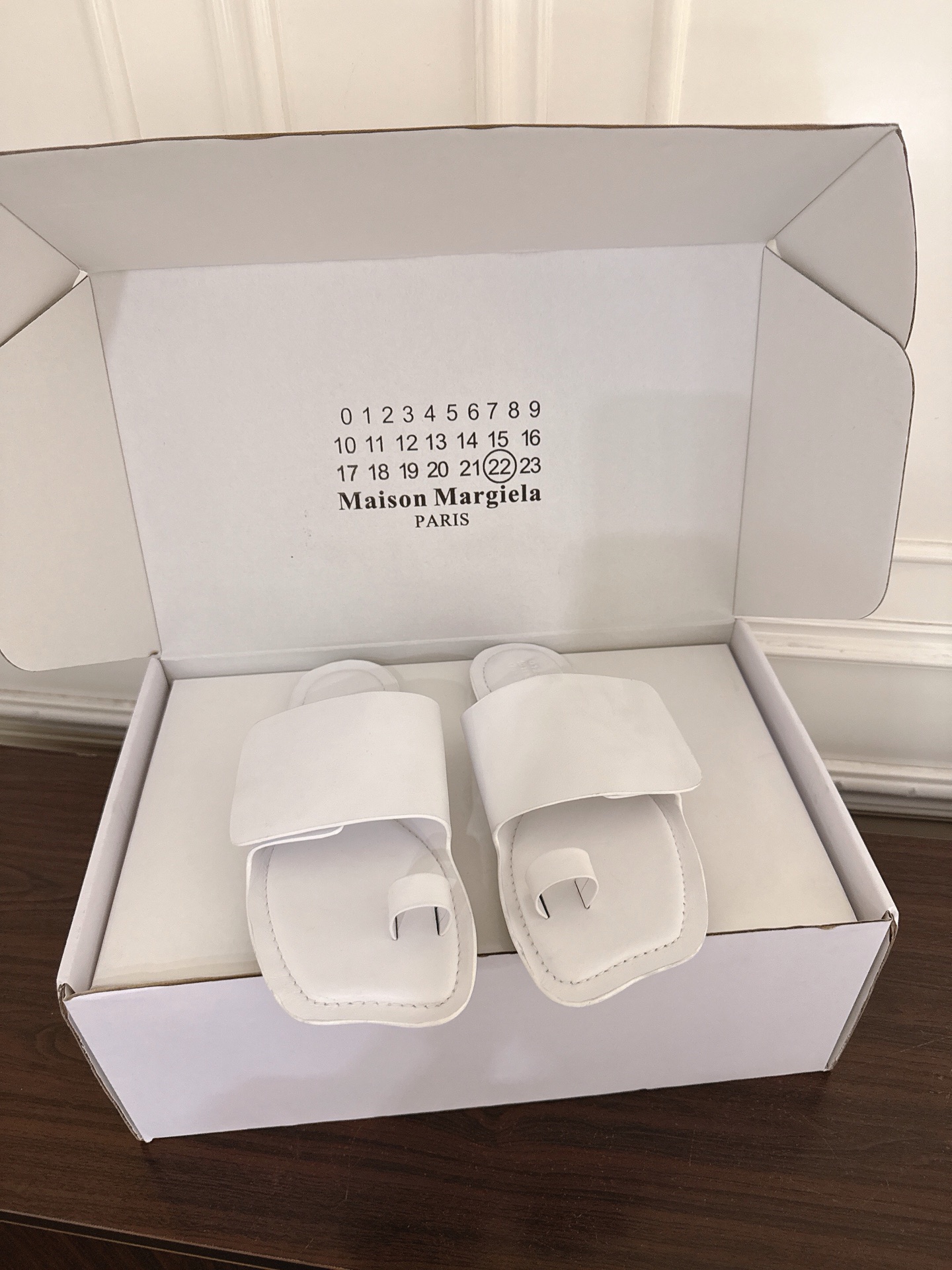 NO:923096,(X012) Maison Margiela 26ss summer new flip-toe flip-flops are split-toe flip-flops with a relaxed and avant-garde atmosphere. The neat square toe silhouette is matched with the iconic split-toe flip-flops. The single wide strap on the body of the shoe is the iconic design. The loose footbed does not press on the foot. The flat shoe shape takes into account both walking stability and daily adaptability. The open-top sandal design is easy to put on and take off without restraint.  Suitable for all kinds of spring and summer colors regardless of skin color, taking into account the casual and relaxed appearance and the practicality of spring and summer. If you want a pair of sandals that have a pioneering atmosphere and are versatile and durable, this split-toe flip-flops series is a must-have item for spring and summer. Upper cowhide leather lining cowhide outsole original molded outsole size 35-40 (40 size customization is not returnable), split-toe shoes, flats, slippers, cowhide19860909（X012） Maison Margiela 26ss夏季新款套趾一字凉拖 自带松弛先锋氛围感的分趾套趾一字凉拖,利落的方头轮廓搭配标志性分趾套趾设计,鞋身单条宽面一字带作为标志性设计,宽松鞋床不压脚面,平底鞋型兼顾行走平稳度与日常适配度,敞口凉拖设计穿脱便捷无束缚. 适配各类春夏色系穿搭不挑肤色,兼顾随性松弛颜值与春夏实穿性,想要一双兼顾先锋氛围感、百搭耐穿的凉拖鞋款,这款分趾套趾一字凉拖系列是春夏刚需百搭单品. 鞋面牛皮 内里牛皮 大底原版开模大底 size35-40码（40码定制不退换）,分趾鞋,flats,slippers,cowhide,Women's Shoes