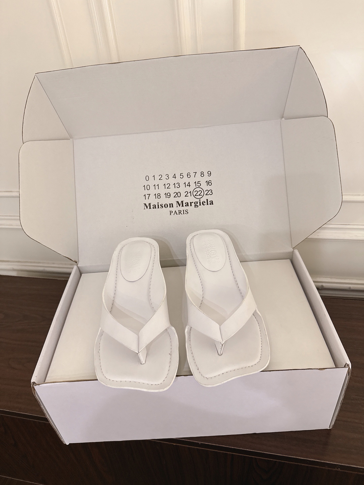 NO:923105,(X012) Maison Margiela 26ss new summer square-toe high-heeled flip-flops are split-toe flip flops with a relaxed and pioneering atmosphere. The neat square toe outline is matched with the iconic split-toe design. The single wide strap on the shoe body is the iconic design. The loose footbed does not press on the foot. The flat shoe shape takes into account both walking stability and daily adaptability. The open-top sandal design is easy to put on and take off without restraint.  Suitable for all kinds of spring and summer colors regardless of skin color, taking into account the casual and relaxed appearance and the practical wear in spring and summer. If you want a pair of sandals that have a pioneering atmosphere and are versatile and durable, this split-toe flip-flops series is a must-have versatile item in spring and summer. The upper is cowhide, the lining is cowhide, the outsole is original molded outsole, and the heel height is 5.5cm.  size 35-40 (customized sizes 40 are non-refundable), split-toe shoes, flats, slippers, cowhide19860909（X012） Maison Margiela 26ss夏季新款方头高跟夹趾人字拖 自带松弛先锋氛围感的分趾套趾一字凉拖,利落的方头轮廓搭配标志性分趾套趾设计,鞋身单条宽面一字带作为标志性设计,宽松鞋床不压脚面,平底鞋型兼顾行走平稳度与日常适配度,敞口凉拖设计穿脱便捷无束缚. 适配各类春夏色系穿搭不挑肤色,兼顾随性松弛颜值与春夏实穿性,想要一双兼顾先锋氛围感、百搭耐穿的凉拖鞋款,这款分趾套趾一字凉拖系列是春夏刚需百搭单品. 鞋面牛皮 内里牛皮 大底原版开模大底 跟高5.5cm size35-40码（40码定制不退换）,分趾鞋,flats,slippers,cowhide,Women's Shoes