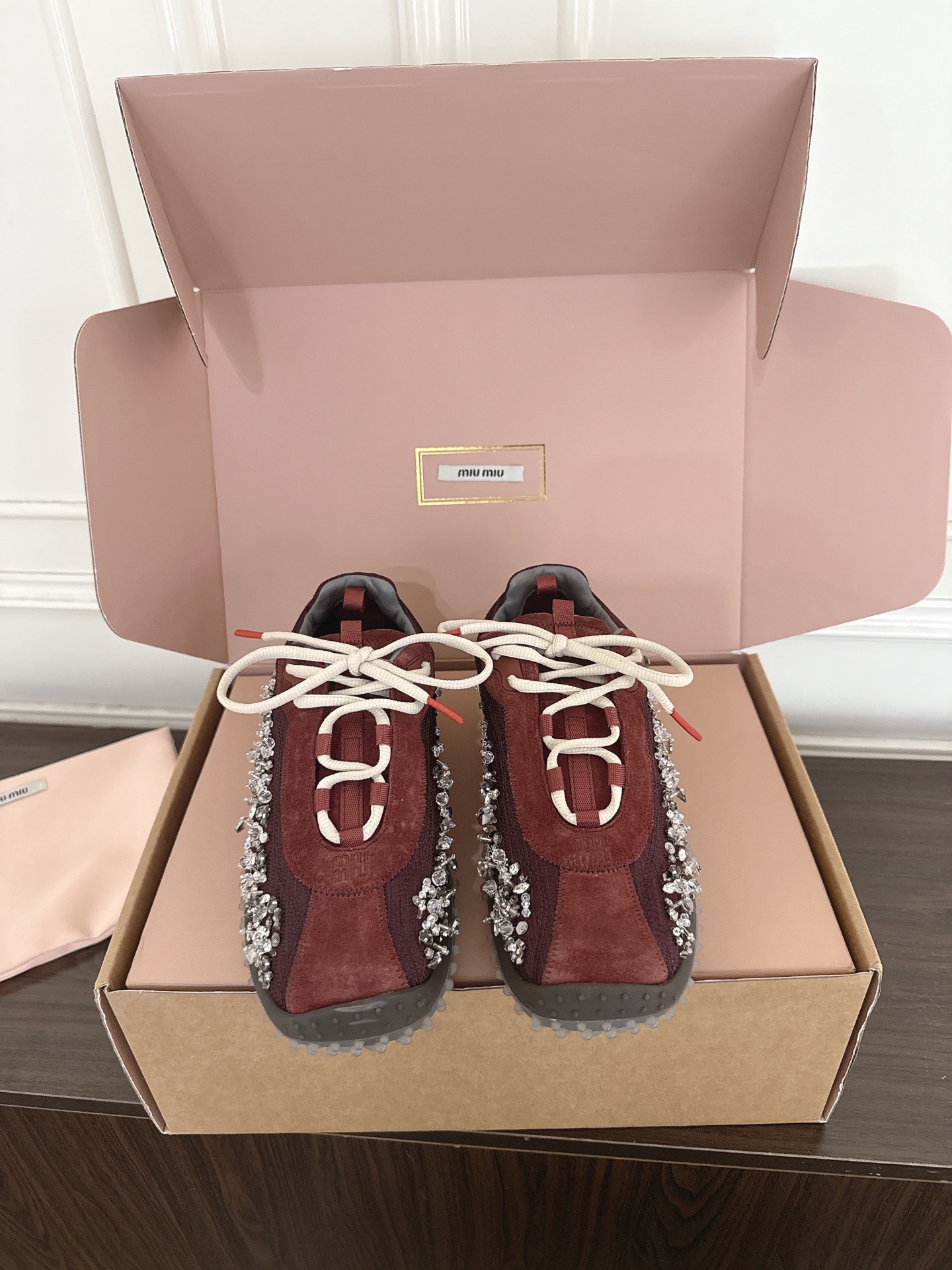 NO:923080,(N005) Miu Miu 26ss new transparent grain thick sole suede retro virtue shoes sneakers Miu Miu 2026 series not only has many single products, but also is poked by the core of this season's 'awareness of intimacy'.  The leather jacket has been specially softened and feels soft to the skin, just like a second skin; the 1960s retro suit adopts the old washing process, which has the relaxed elegance accumulated over the years. It is not deliberately retro, but has a durable temperament that travels through time and space. The original material of the fabric is 35-40 (40 can be customized and cannot be returned or exchanged), casual shoes/sports shoes, miumiu, sneakers, leather jacket, chamois leather19860909（N005） Miu Miu 26ss新品透明颗粒厚底拼麂皮复古德训鞋运动鞋 Miu Miu 2026系列,不仅种草了众多单品,也被这季「觉知亲密」的内核戳中. 皮衣经过特殊柔化处理,触感软乎乎的,就像第二层皮肤一样贴肤；60年代复古套装,采用做旧水洗工艺,自带岁月沉淀的松弛优雅,不刻意复古,却有种穿越时空的耐看气质. 面料原版材质 码数35-40(40定制不退不换),休闲鞋/运动鞋,miumiu,sneakers,leather jacket,chamois leather,Women's Shoes
