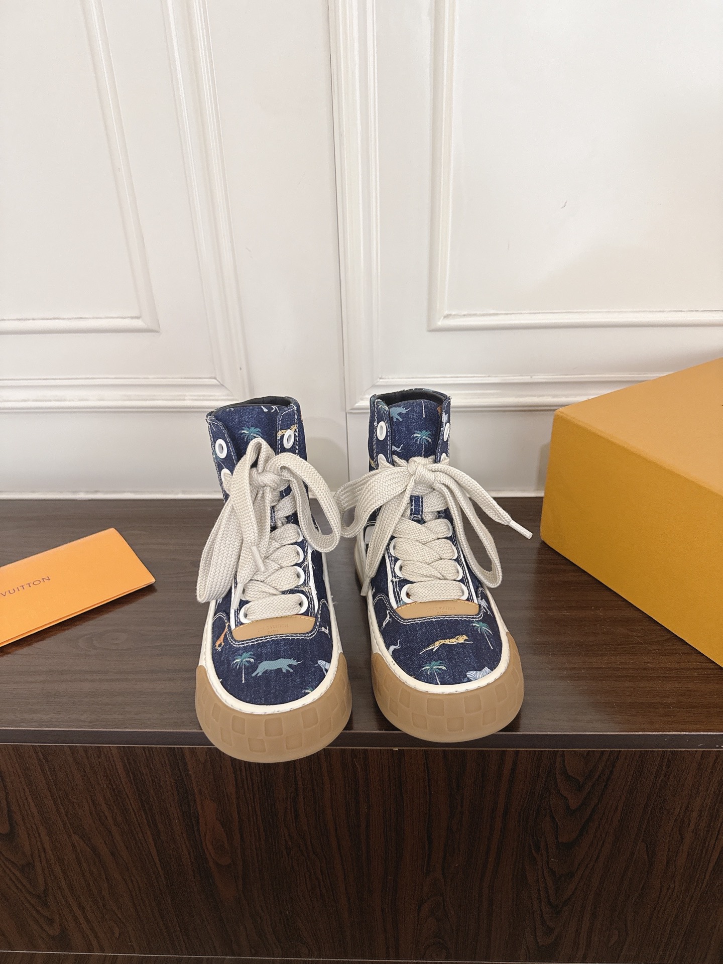 NO:923068,(S014) Louis Vuitto Louis Vuitton LV donkey brand L family cotton shoes Archlight classic Skate sports and casual thick-soled shoes Your LV outfit is shared today Louis Vuitton presbyopic thick-soled casual shoes Original purchase and development Make goods Original purchase and development Make goods This LV Archlight sneakers are from  Cut from cow leather in a fun configuration. The double laces are embellished with Louis Vuitton logo beads. The wide tongue and wavy outsole are recognizable, both decorated with the LV Circle logo. Fabric: Original frosted cowhide. Original lining. Original custom lining. Original molding of the sole. Size: Women's 35-45 (45.46 customization is non-returnable and non-exchangeable), casual shoes/sports shoes, louis vuitton, louis vuitton, louis  vuitton,louis vuitton,louis vuitton,sneakers,cowhide19860909(S014) Louis Vuitto路易斯威登LV驴牌L家棉鞋Archlight经典Skate运动休闲厚底鞋 你的LV穿搭今日分享 Louis Vuitton 老花厚底休闲鞋 原版购入开发 做货 原版购入开发 做货 本款 LV Archlight 运动鞋出自 以牛皮革裁成妙趣构型.双鞋带点缀路易威登标识串珠.宽大鞋舌和波浪形外底树立辨识度,二者均饰有 LV Circle 标识 面料: 原版磨砂牛皮 内里原版定制内里 鞋底原版开模 Size: 女款35-45(45.46定制不退不换),休闲鞋/运动鞋,louis vuitton,louis vuitton,louis vuitton,louis vuitton,louis vuitton,sneakers,cowhide,Women's Shoes