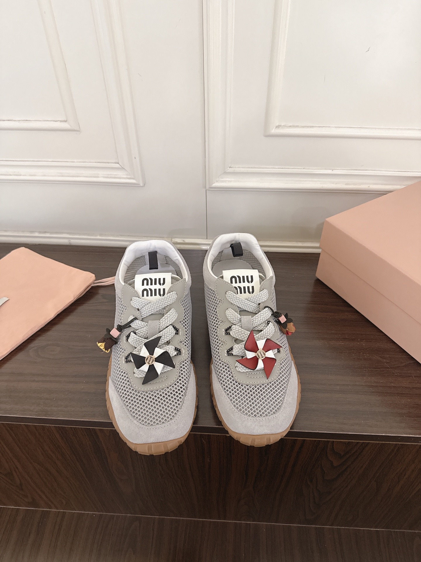 NO:923088,(X002) MiuMiu 26ss latest Tire series of mesh casual sports shoes, moral training shoes and biscuit shoes. This Tire combines elegance and sports function. The dynamic rubber sole is flexible and wear-resistant, reminiscent of tire patterns. This version of the sports shoes is made of fabric and suede leather, showing Miu Miu’s avant-garde attitude. The fabric is original and customized with imported frosted mesh. The lining is imported breathable fabric. The sole is made of original molded anti-slip TPU material.  Sole thickness 3CM Size women's 35-40 (custom-made 40 non-refundable), casual shoes/sports shoes, miumiu, sneakers19860909（X002） MiuMiu缪缪26ss最新Tyre系列网面休闲运动鞋德训鞋饼干鞋 这款Tyre集优雅气质与运动功能于一身.动感橡胶鞋底柔韧耐磨,令人联想起轮胎花纹.这一版运动鞋选用织物面料与绒面皮革制成,昭示Miu Miu前卫态度 面料原版定制进口磨砂网面 内里进口透气织物 鞋底原版开模防滑TPU材质 底厚3CM Size 女款35-40（40定做不退换）,休闲鞋/运动鞋,miumiu,sneakers,Women's Shoes