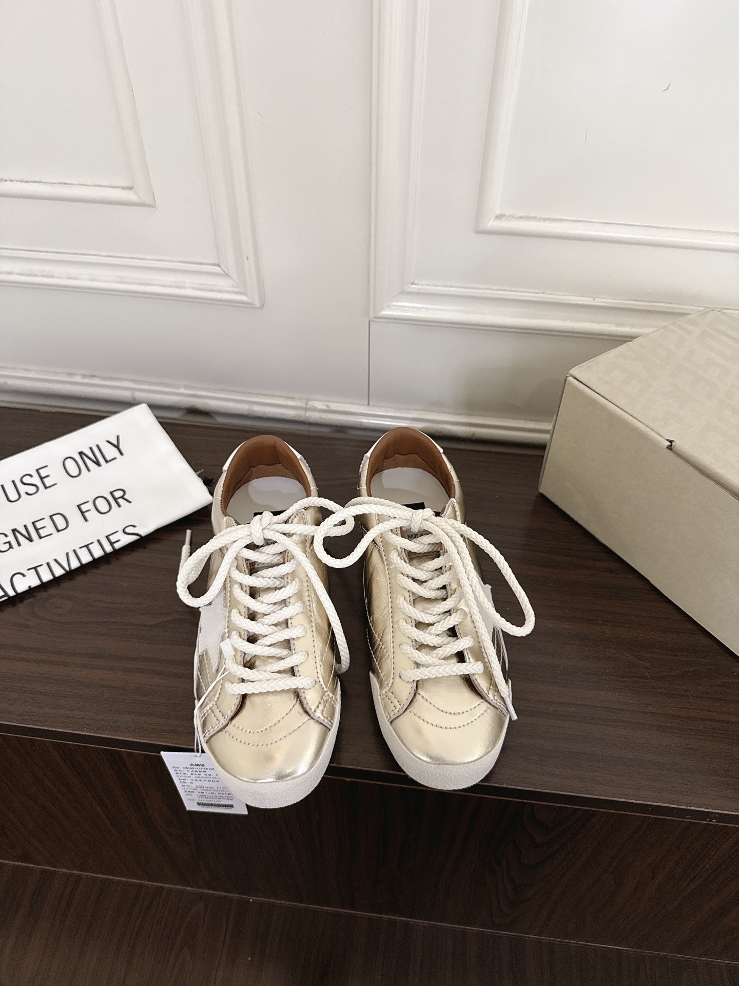 NO:923125,GGDB 26ss summer new metal star moral training shoes are metallic silver old star moral training shoes with a retro gilded street atmosphere. They have a neat and soft narrow round toe shape with a natural old texture. They are spliced with white leather star patches on the sides. The shoe body has neat and smooth lines. It has an inner height of 3cm, making it easy for small people to control. The thick hemp rope shoelace style is easy to put on and take off, and the tightness can be adjusted freely.  Suitable for American retro style and street hot girl style, regardless of age. Taking into account light luxury and comfort, if you want a pair of retro casual shoes with a full sense of atmosphere, these metallic silver star moral training shoes are the first choice for daily wear. Upper cowhide leather lining cowhide outsole original molded outsole size 35-40 (customized size 40 is non-returnable) Heel height 3cm, casual shoes/sports shoes, sneakers, cowhide19860909GGDB 26ss夏季新款金属星星德训鞋 自带复古鎏金街头氛围感的金属银做旧星星德训鞋,利落柔和的窄版圆头鞋型,自带自然做旧肌理,侧边拼接白色皮质星星贴片,鞋身线条利落流畅,带有内高3cm,小个子轻松驾驭,粗麻绳鞋带款式穿脱便捷,松紧可以自由调节. 适配美式复古风与街头辣妹风穿搭,不挑年龄.兼顾轻奢调性与上脚舒适度,想要一双氛围感满满的复古休闲鞋,这款金属银星星德训鞋是日常穿搭的优选单品. 鞋面牛皮 内里牛皮 大底原版开模大底 size35-40码（40码定制不退换） 跟高3cm,休闲鞋/运动鞋,sneakers,cowhide,Women's Shoes