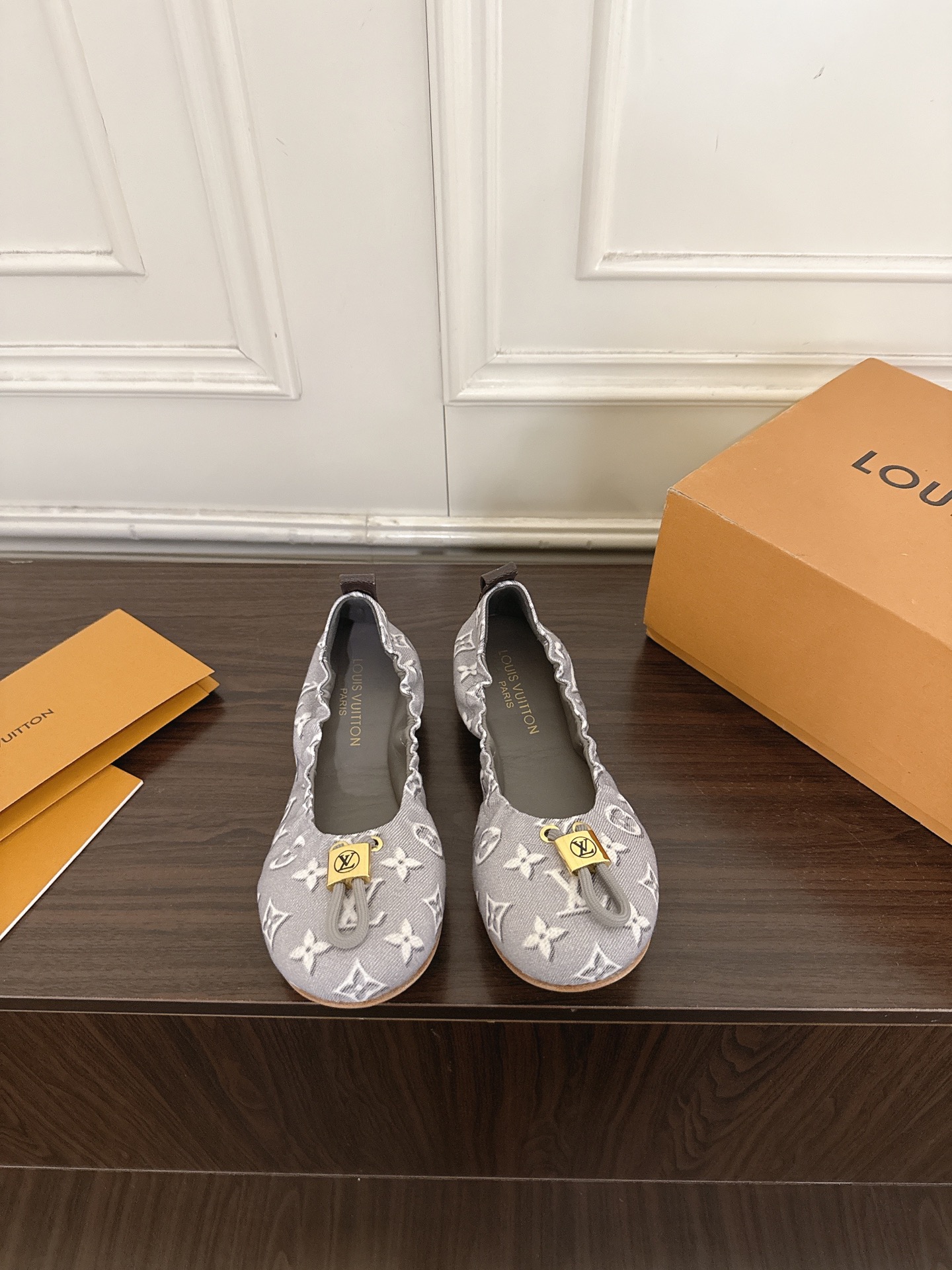 NO:923036,Louis Vuitton 26ss new denim presbyopic ballet flats Mary Jane slip-on shoes. Classic presbyopic denim + metal small lock buckle design, pleated elastic lace at the shoe mouth, fits well without squeezing the feet, flat sole is comfortable for walking, versatile for daily use, can be matched with skirts and pants. Upper denim presbyopic fabric + patchwork leather lining sheepskin outsole original molded leather outsole Size 35-42 (40 41  42 Customized (non-refundable), ballet shoes, louis vuitton, louis vuitton, mary jane, flats, skirts, sheepskin, Leather soles19860909Louis Vuitton 路易威登26ss新款牛仔老花芭蕾平底鞋玛丽珍一脚蹬单鞋 经典老花牛仔布+金属小锁扣设计,鞋口抽褶弹力花边,贴合不挤脚,平底走路舒服,日常百搭,裙子裤子都能搭. 鞋面牛仔老花布+拼皮 内里羊皮 大底原版开模真皮大底 Size35-42（40 41 42定做不退换）,芭蕾舞鞋,louis vuitton,louis vuitton,mary jane,flats,skirts,sheepskin,Leather soles,Women's Shoes