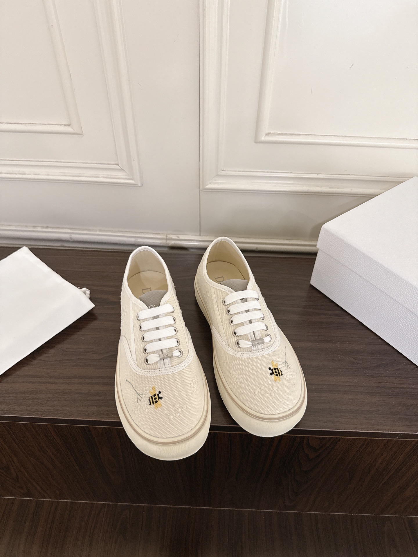 NO:923057,(J008) Dior 26ss early spring new lace embroidered canvas shoes  This pair of canvas shoes from Dior has the 'feelings of a wealthy family' welded to the feet, with denim texture + exquisite lace, with just the right balance of sweetness and coolness. In four colors: navy blue/off-white/light gray/haze blue, each pair looks like they came out of a French illustrated magazine. The embroidery of Dior letters on the shoes is low-key and noble. When paired with pleated skirts and jeans, they are so gentle and glowing. It has the kind of lazy fashion sense that 'can be worn in any outfit', gentle and powerful.  Low saturation tones make it easy to wear from the office to the cafe. The rubber sole is soft and elastic and does not tire your feet. The breathable canvas material says goodbye to stuffy feet. Original high-density canvas for the upper. Original high-density canvas for the lining. TPU two-color molded outsole. Size35-41 (customized at 40.41, non-returnable), casual shoes/sports shoes, dior, dior, sneakers, skirts, jeans.19860909(J008) Dior迪奥 26ss早春新款蕾丝刺绣帆布鞋 Dior这双帆布鞋把“富家千金感”焊在脚上了,牛仔布纹理+精致蕾丝花边,甜酷平衡得刚刚好.藏青/米白/浅灰/雾霾蓝四色,每一双都像从法式画报里走出来,鞋身Dior字母刺绣低调显贵,搭配百褶裙、牛仔裤都温柔到发光.是那种“随便一套都很会穿”的懒人时髦感,温柔又有力量. 低饱和色调不挑穿搭,从办公室走到咖啡馆都体面 橡胶底软弹不累脚,透气帆布材质告别闷脚. 鞋面原版高密度帆布 内里原版高密度帆布 大底TPU双色开模大底 Size35-41（40.41定制不退换）,休闲鞋/运动鞋,dior,dior,sneakers,skirts,jeans,Women's Shoes