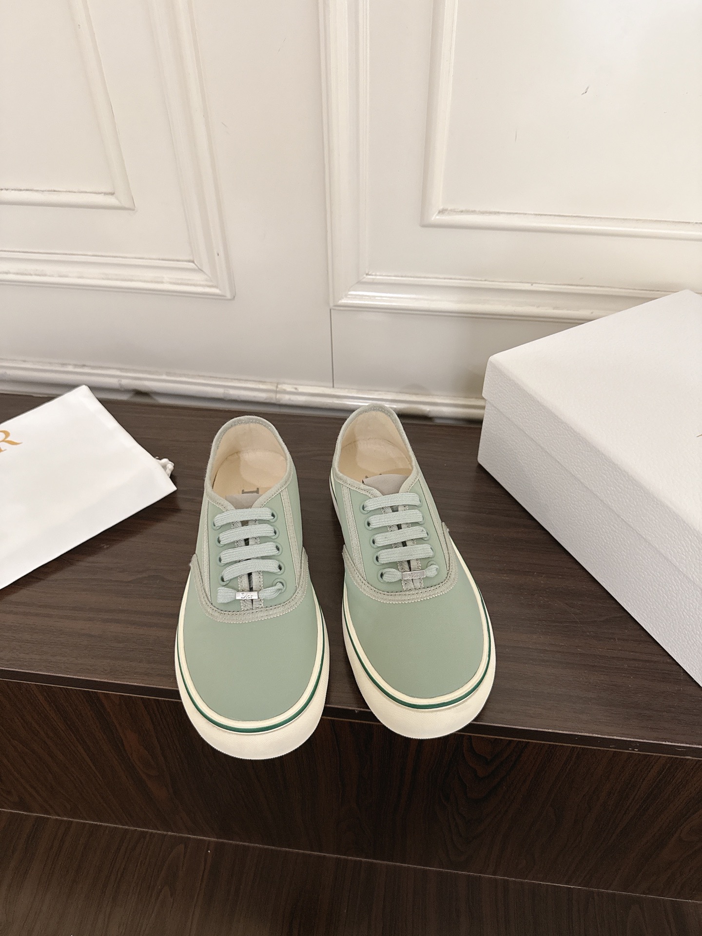 NO:923046,(J008) Dior Dior 26ss early spring new lace embroidered canvas shoes  This pair of canvas shoes from Dior has the 'feelings of a wealthy family' welded to the feet, with denim texture + exquisite lace, with just the right balance of sweetness and coolness. In four colors: navy blue/off-white/light gray/haze blue, each pair looks like they came out of a French illustrated magazine. The embroidery of Dior letters on the shoes is low-key and noble. When paired with pleated skirts and jeans, they are so gentle and glowing. It has the kind of lazy fashion sense that 'can be worn in any outfit', gentle and powerful.  Low saturation tones make it easy to wear from the office to the cafe. The rubber sole is soft and elastic and does not tire your feet. The breathable canvas material says goodbye to stuffy feet. Original high-density canvas for the upper. Original high-density canvas for the lining. TPU two-color molded outsole. Size35-41 (customized at 40.41, non-returnable), casual shoes/sports shoes, dior, dior, sneakers, skirts, jeans.19860909（J008） Dior迪奥 26ss早春新款蕾丝刺绣帆布鞋 Dior这双帆布鞋把“富家千金感”焊在脚上了,牛仔布纹理+精致蕾丝花边,甜酷平衡得刚刚好.藏青/米白/浅灰/雾霾蓝四色,每一双都像从法式画报里走出来,鞋身Dior字母刺绣低调显贵,搭配百褶裙、牛仔裤都温柔到发光.是那种“随便一套都很会穿”的懒人时髦感,温柔又有力量. 低饱和色调不挑穿搭,从办公室走到咖啡馆都体面 橡胶底软弹不累脚,透气帆布材质告别闷脚. 鞋面原版高密度帆布 内里原版高密度帆布 大底TPU双色开模大底 Size35-41（40.41定制不退换）,休闲鞋/运动鞋,dior,dior,sneakers,skirts,jeans,Women's Shoes