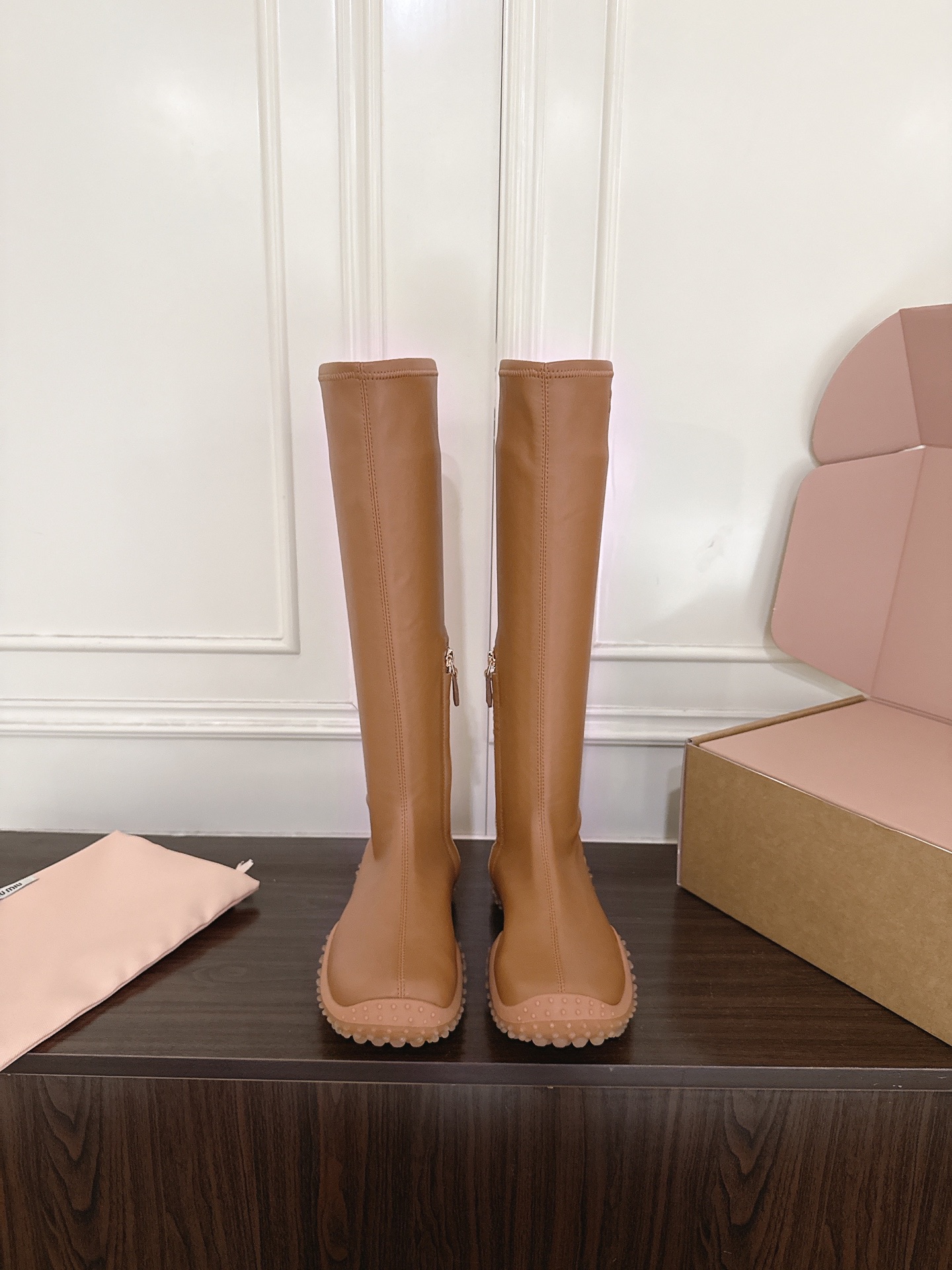 NO:923108,Miumiu 26ss autumn and winter thick-soled sleeve elastic boots. I have ordered for a long time. I forgot about this pair of shoes and finally arrived. The black color is boring, but the caramel color is more beautiful~suitable for over-the-knee skirts. The style boots are loose and limited catwalk style. A pair of Fengshen elastic stocking boots. They look good no matter how you wear them. This summer’s fashionistas love them. They don’t look very comfortable. They are super comfortable on the feet. Before you receive the miu shoes, the fabric is imported elastic pu and the lining is elastic leather.  Size 35-40 (40 is custom-made and cannot be returned or exchanged), boots, miumiu, boots, skirts19860909Miumiu谬谬26ss秋冬厚底套筒弹力长靴 订了好久了,都忘了这双鞋了,终于到货了.黑色比较无聊,还是焦糖色好看～适合搭过膝半裙 造型长靴松弛感限量走秀款一双封神弹力袜靴 怎么穿都好看今夏时髦精最爱 看起来不怎么舒服 上脚超级舒服 在你们收到miu鞋子之前 面料进口弹力pu 内里弹力皮 码数35-40(40 定制不退不换）,靴子,miumiu,boots,skirts,Women's Shoes