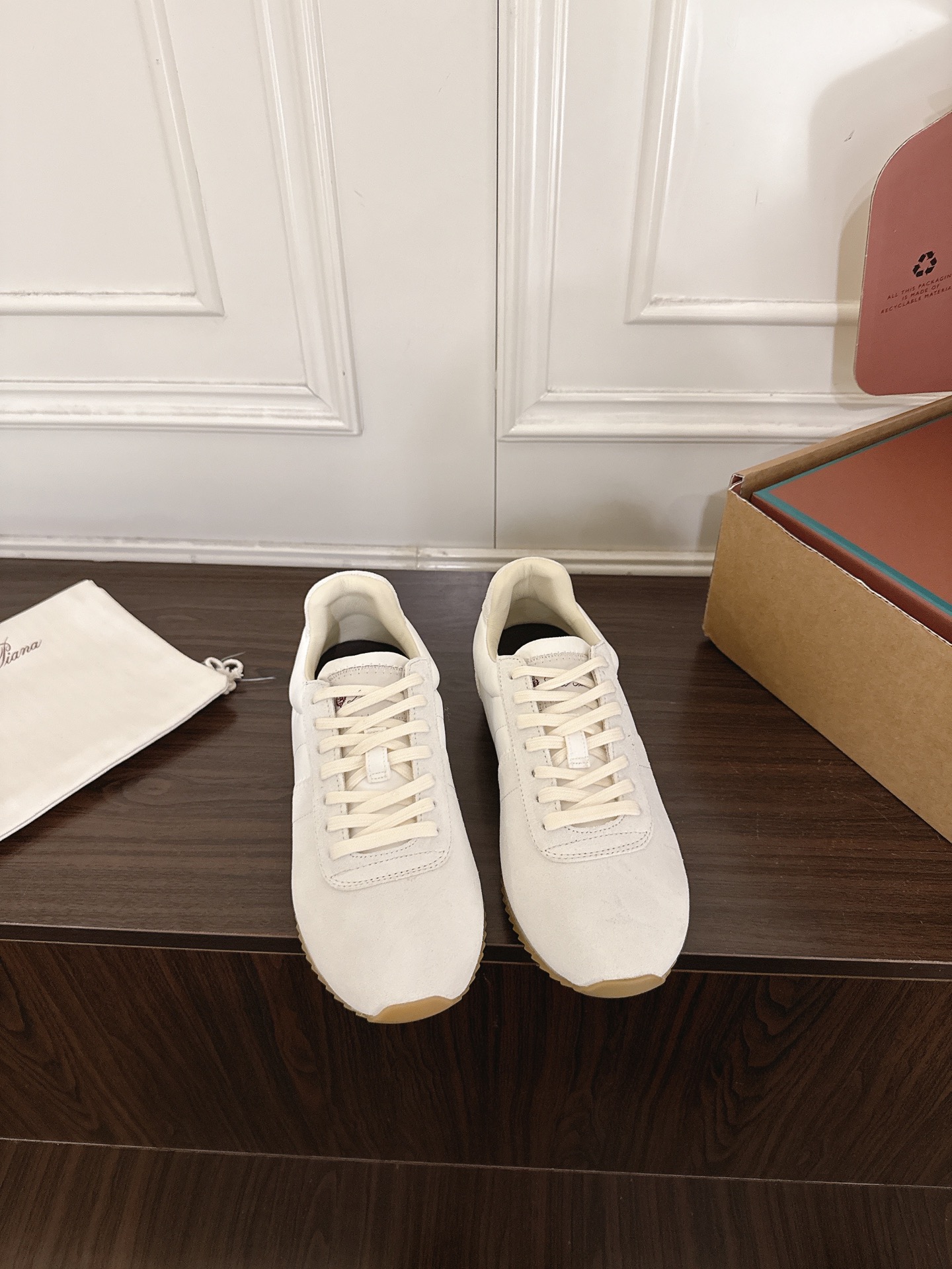 NO:923097,(N005) Loro Piana 26ss new moral training shoes casual shoes Forrest shoes Italian high-end brand Loro Piana was founded on April 24, 194. It is Italy’s top luxury brand. It started with cashmere. It comes from Italy and pursues quality and craftsmanship. It integrates innovative technology and Italian traditional style. This brand has always been very low-key, but it should be considered a dad-level presence in luxury goods!  Fabric: Original customized cowhide woven fabric color matching Lining: Original customized sheepskin Foot pads: Original customized sheepskin Outsole: Original molded TPU molded bottom Size: 35-44 (40 for women and 45 for men. Customized and non-returnable), casual shoes/sports shoes, loro piana, sneakers, sheepskin19860909（N005） Loro Piana 诺悠翩雅 26ss新款德训鞋 休闲鞋阿甘鞋  意大利高级品牌Loro Piana创立于194月24日,是意大利顶级奢侈品牌,以羊绒起家, 来自意大利的它追求质量和手工,融创新技术与意大利传统风格为一体.这个牌子一直很低调,但是在奢侈品里应该也算是爸爸级的存在！ 面料: 原版定制牛猄织布拼色 内里: 原版定制羊皮 垫脚: 原版定制羊皮 大底: 原版开模TPU成型底 码数: 35-44（女40.男45.定制不退换）,休闲鞋/运动鞋,loro piana,sneakers,sheepskin,Women's Shoes