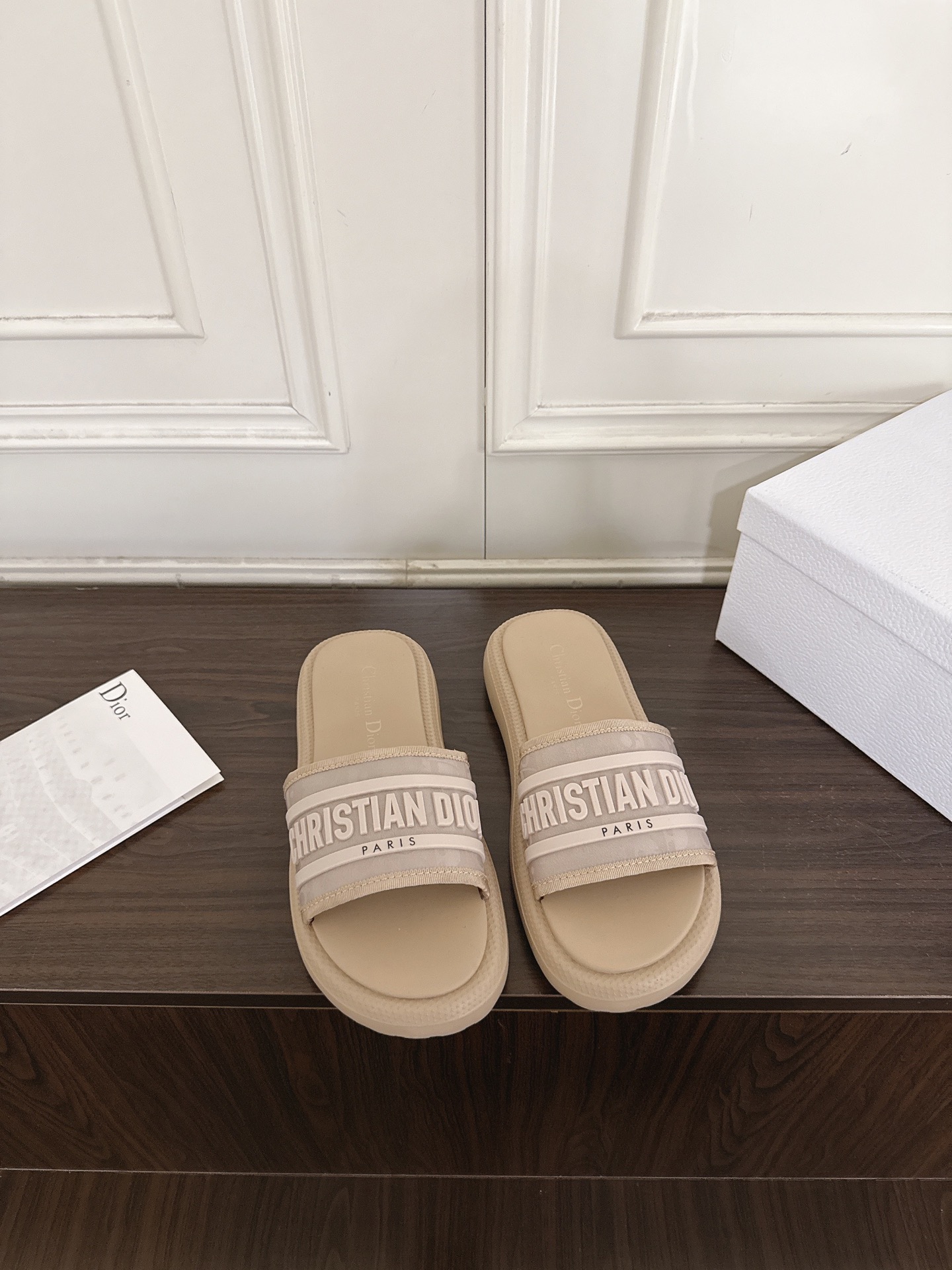 NO:923116,Dior 26ss new summer presbyopic thick-soled casual flip flops have a relaxed French holiday atmosphere. The webbing upper is embossed with the complete letter logo, with clear layers. The simple and elegant version has a high-end texture and a low-key style. It is casual and comfortable with casual shorts and denim straight pants. It is suitable for vacation scenes with cotton and linen skirts and beach maxi skirts. It can be easily controlled at home, strolling on the street, or on vacation at the seaside. The upper is electro-embroidered and the lining is mesh.  Outsole original molded outsole size 35-41 (customized sizes 40 and 41 are not returnable) Heel height 3cm, slippers, dior, slippers, skirts, shorts19860909Dior 26ss夏季新款老花厚底休闲一字拖 自带法式度假松弛氛围感,织带鞋面压印完整字母标识,层次分明,简约大方的版型自带高级质感,低调彰显格调. 搭配休闲短裤、牛仔直筒裤随性自在,搭配棉麻半身裙、沙滩长裙适配度假场景,居家外出、街边闲逛、海边度假都能轻松驾驭. 鞋面电绣面 内里网布 大底原版开模大底 size35-41码（40 41码定制不退换） 跟高3cm,拖鞋,dior,slippers,skirts,shorts,Women's Shoes