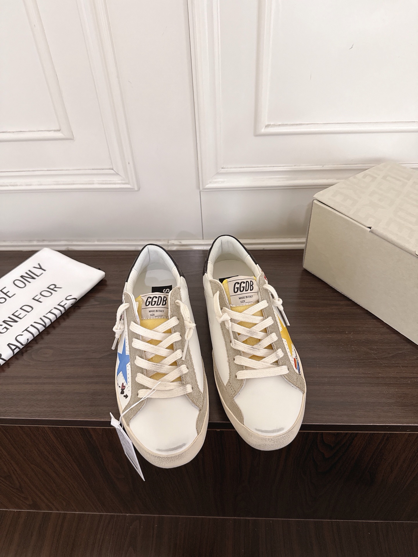 NO:956908,#women's style GGDB26ss new summer style shiny silver star distressed shoes, small dirty shoes. This distressed sneaker continues the retro tone of the classic star shoes. The side is inlaid with diamond-filled silver five-pointed stars as a visual highlight. The fine glitter has its own shimmer in the light. It is paired with flat shoelaces of the same color. The retro distressed beige rubber sole restores a casual and lazy old-fashioned atmosphere. The shoe compartment has a built-in invisible inner heightening design of four centimeters, which can quietly modify the figure without revealing the traces of the thick sole.  The outfit is suitable for all-season diversified dressing ideas. It is easy to wear with straight jeans for daily Korean style casual atmosphere. Change to a high-waisted denim skirt to create a neat hot girl outfit. Fabric cowhide leather lining Outsole original molded outsole size 35-40 (40 size customization is non-returnable), casual shoes/sports shoes, sneakers, skirts, jeans, cowhide19860909#女款 GGDB26ss夏季新款闪银星星做旧版鞋小脏鞋 这款做旧板鞋延续经典星星鞋的复古调性,侧身镶嵌满钻闪银五角星作为视觉亮点,细碎闪片在光线里自带细碎光泽,搭配同色系扁平鞋带,复古做旧米黄橡胶鞋底还原随性慵懒的做旧氛围,鞋仓内置整整四公分隐形内增高设计,不露厚底痕迹就能悄悄修饰身形. 穿搭适配全季多元穿搭思路,日常搭配直筒牛仔裤轻松穿出韩系休闲氛围感,换上高腰牛仔短裙可以打造利落辣妹穿搭. 面料牛皮 内里牛皮 大底原版开模大底 size35-40码（40码定制不退换）,休闲鞋/运动鞋,sneakers,skirts,jeans,cowhide,Women's Shoes