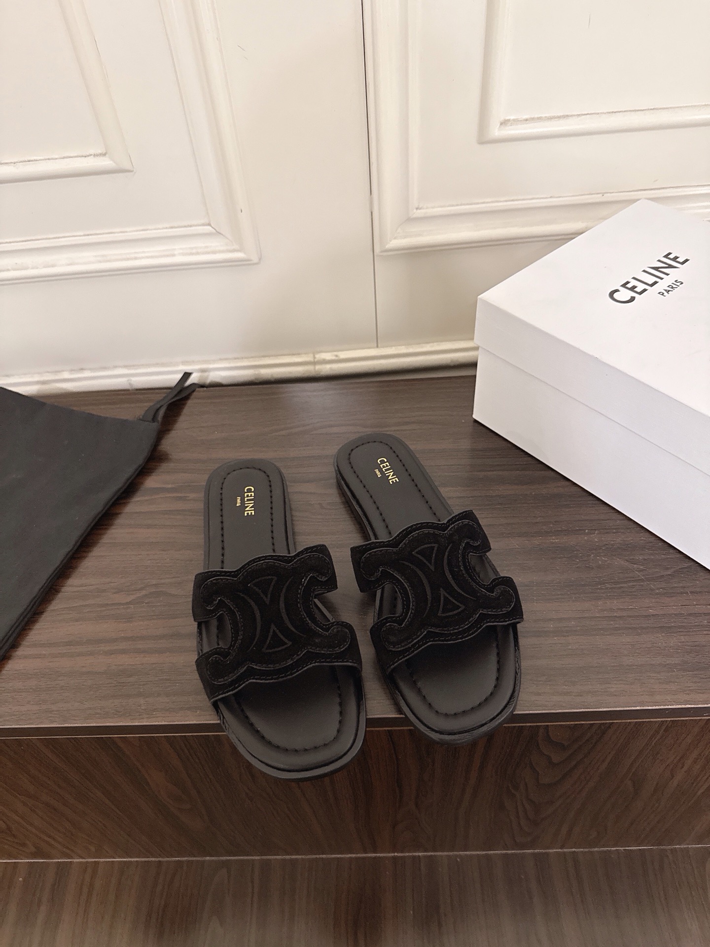 NO:956900,(X015) Celine Celine 26ss new Arc de Triomphe beach slippers cowhide open-toe flat slippers Arc de Triomphe British style flat micro-label sandals and slippers are simple, fashionable and timeless. They are classics that will never fade away in the fashion circle. The retro British style allows you to wear a different temperament. Fabric Suede Leather Lining Sheepskin Outsole Italian genuine leather outsole Size35-40 (40 41  Customized (non-refundable), slippers, celine, celine, sandals, slippers, cowhide, sheepskin, Leather soles19860909（X015） Celine 赛琳 26ss新款凯旋门沙滩拖鞋牛皮露趾平底拖鞋 凯旋门英伦风平底微标凉鞋拖鞋简约大气时髦耐看不过时是时尚圈永不退潮的经典所在,复古的英伦风格,让你穿出不一样的气质 面料反绒皮 内里羊皮 大底意大利真皮大底 Size35-40（40 41 定做不退换）,拖鞋,celine,celine,sandals,slippers,cowhide,sheepskin,Leather soles,Women's Shoes