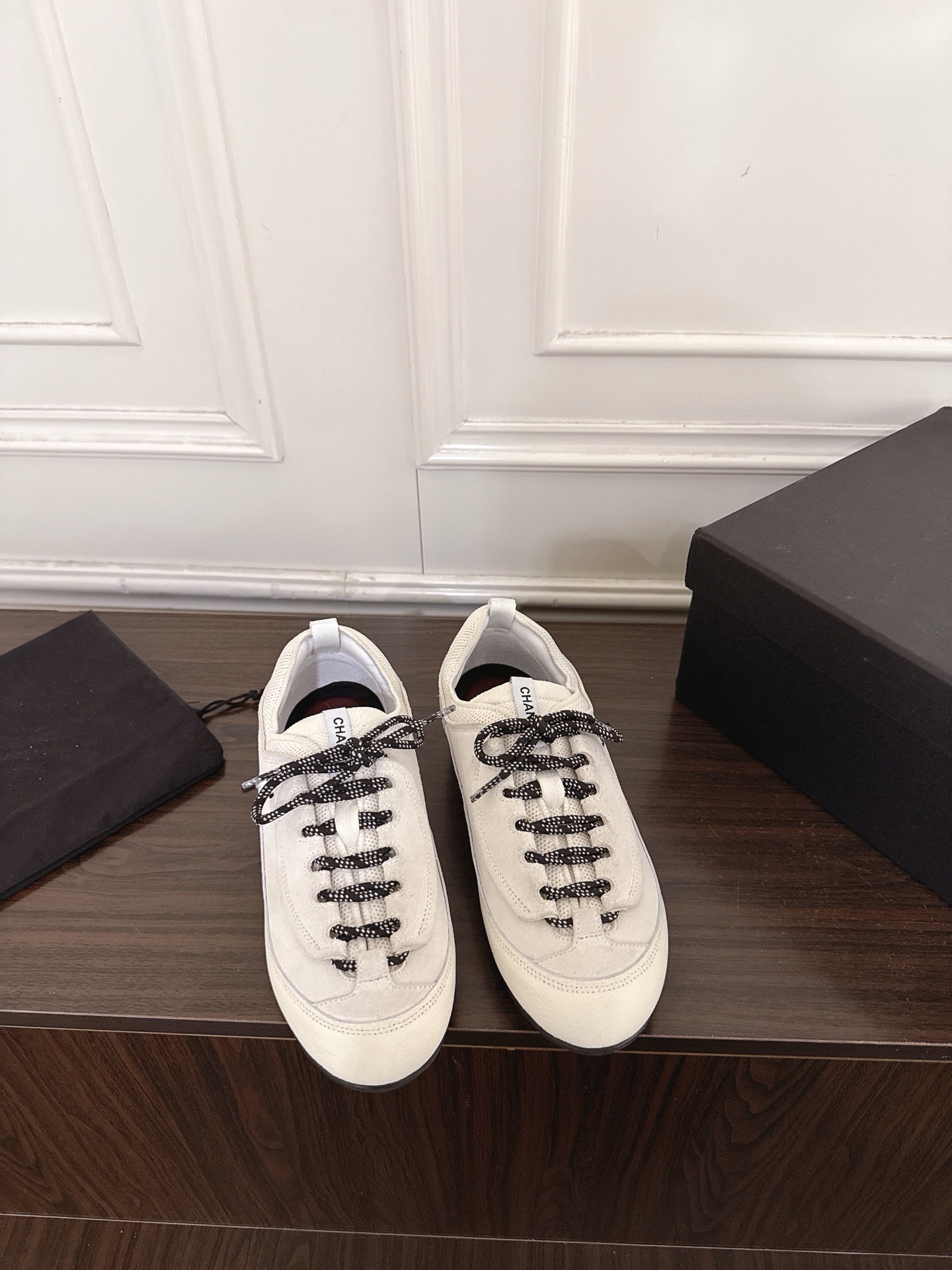 NO:956875,(T010) Chanel Chanel 26/ss suede stitched cowhide round-toe lace-up sneakers and casual shoes. The counters are synchronized. The counters are very popular. A shoe that is very difficult to buy. The most popular thick-soled panda shoes on the Internet. The classics are constantly upgraded. It is easy to imagine that the upper and lower feet are so beautiful. It is conceivable that small fragrance lovers cannot miss it. The color matching of the two leather surfaces is both good-looking and comfortable. Simple and versatile. Increased height, super versatile, close your eyes, whoever wears it will look better.  Fabric: cowhide suede stitching, lining sheepskin, outsole, original tpu outsole, Size 35-40 (customized for 40, non-returnable), casual shoes/sports shoes, chanel, chanel, sneakers, cowhide, sheepskin, chamois leather19860909（T010） Chanel香奈儿 26/ss麂皮拼接牛皮圆头系带运动鞋休闲鞋 专柜同步 专柜非常火爆 非常难买的一款鞋 全网最火的厚底熊猫鞋 经典不断升级 上脚美炸了 可想而知小香控不可错过的 两种皮面的拼色碰撞 颜值与舒适并存的 简约百搭 增高超级百搭,闭眼入,谁穿谁好看  面料牛皮绒面皮拼接 内里羊皮 大底原版tpu大底 Size35-40（40定做不退换）,休闲鞋/运动鞋,chanel,chanel,sneakers,cowhide,sheepskin,chamois leather,Women's Shoes