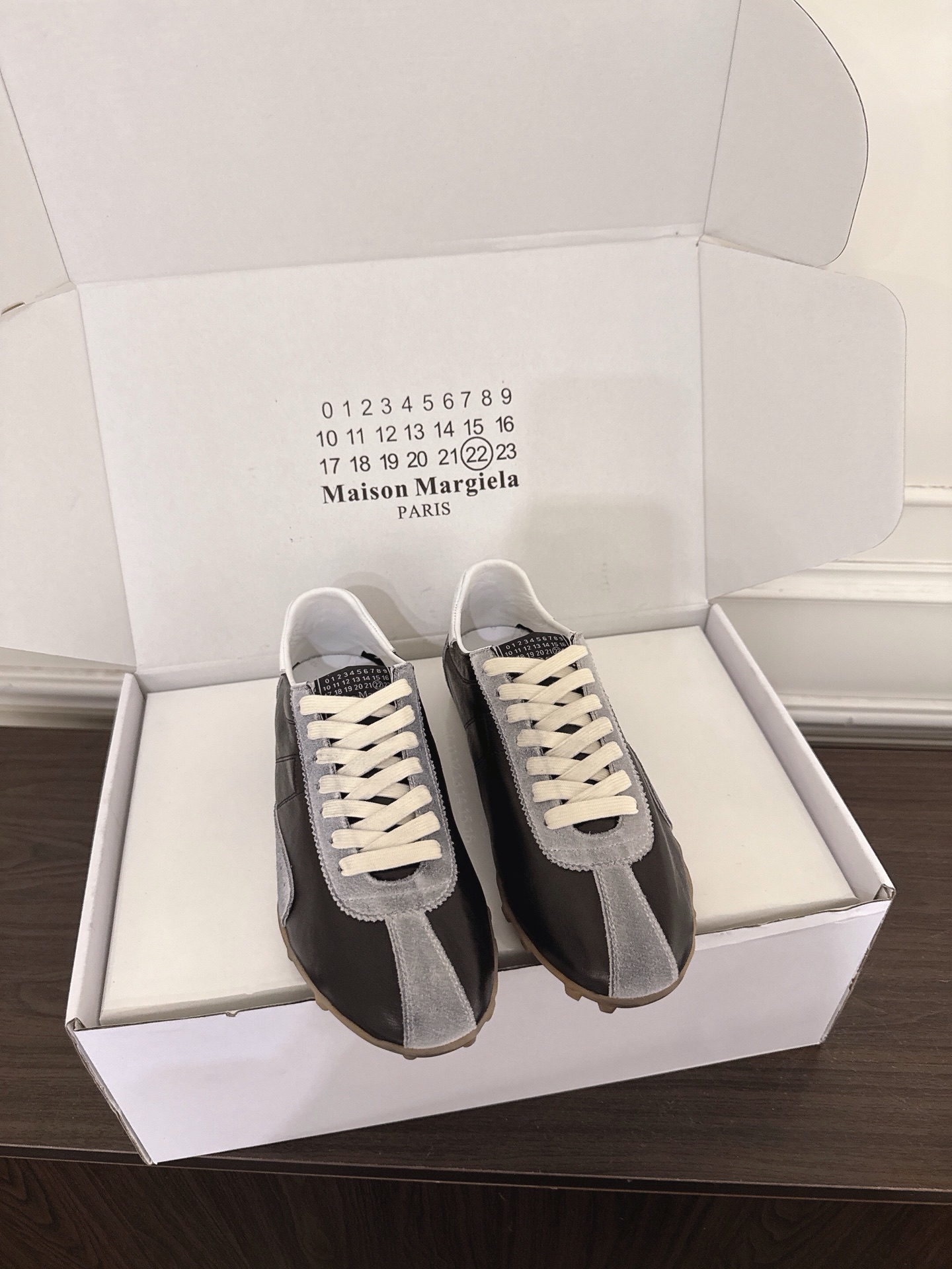 NO:956886,Couple model (X012) Maison Margiela Margiela 26ss couple model retro Forrest Gump moral training shoes. The outline of the new Sprinters sneakers is made of distressed soft cowhide, inspired by retro running shoes. Through distressing, stitching, splicing and other processes, the single product is given new life and beauty. The tongue is decorated with classic number logos, with non-slip spiked soles, and the tail is decorated with the iconic white stitching logo, full of craftsmanship.  Fabric: Nubuck sheepskin, sheepskin lining, original rubber outsole, SIZE: 35-40 for women, 39-45 for men (40 for women, 45 for men, custom-made and non-returnable), casual shoes/sports shoes, masion margiela, sneakers, cowhide, sheepskin19860909情侣款（X012） Maison Margiela 马吉拉26ss情侣款复古阿甘鞋德训鞋 新款Sprinters运动鞋轮廓采用做旧植柔牛皮制成,灵感来源于复古跑鞋.通过做旧、缝线、拼接等工艺,赋予单品新的生命和美感.舌头饰有经典的数字标志,搭配有防滑的钉状鞋底,鞋尾饰有标志性的白色缝线logo,充满工艺感. 面料:磨砂羊皮 内里羊皮 大底原版橡胶大底 SIZE:35-女40 男39-45(女40男45定做不退换）,休闲鞋/运动鞋,masion margiela,sneakers,cowhide,sheepskin,Women's Shoes