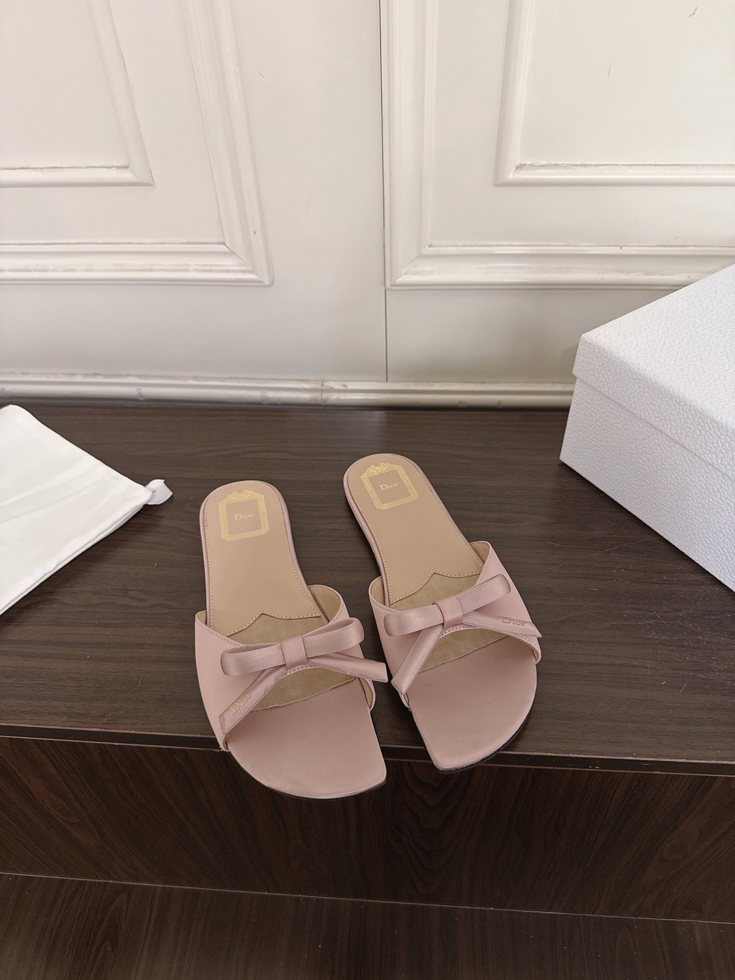 NO:956847,(X015) Dior Dior 26ss new square head bow flat sandals  Put French gentleness under your feet. The delicate and smooth satin comes with a soft light filter. A small bow is embellished on the toe. It is engraved with brand details in a low-key manner. The square toe shape modifies the foot shape. The flat bottom is zero burden on the feet and will not be tired after long walks. It is suitable for commuting with a suit, a date with a dress, and daily wear with jeans. It is an all-purpose model that does not choose to wear. Minimalist square toe + elegant satin bow, it has just the right sense of light luxury!  .Every color is the taste of summer. Fabric lambskin/satin, lining sheepskin, leather outsole, size 35-41 (40 41 customized, non-returnable), slippers and sandals, dior, dior, sandals, slippers, skirts, jeans, business suit, sheepskin, silk fabric, Leather soles19860909（X015） Dior 迪奥 26ss新品方头蝴蝶结平底凉拖 把法式温柔踩在脚下,细腻柔滑缎面自带柔光滤镜,小巧蝴蝶结缀于鞋头,低调镌刻品牌细节,方头版型修饰脚型,平底上脚零负担,久走不累.通勤搭配西装、约会配连衣裙、日常配牛仔裤都适配,不挑穿搭的万能款,极简方头+雅致缎面蝴蝶结,轻奢感恰到好处！.每个颜色都是夏天的味道 面料小羊皮/绸缎 内里羊皮 大底真皮大底 Size35-41（40 41定做不退换）,拖鞋凉鞋,dior,dior,sandals,slippers,skirts,jeans,business suit,sheepskin,silk fabric,Leather soles,Women's Shoes
