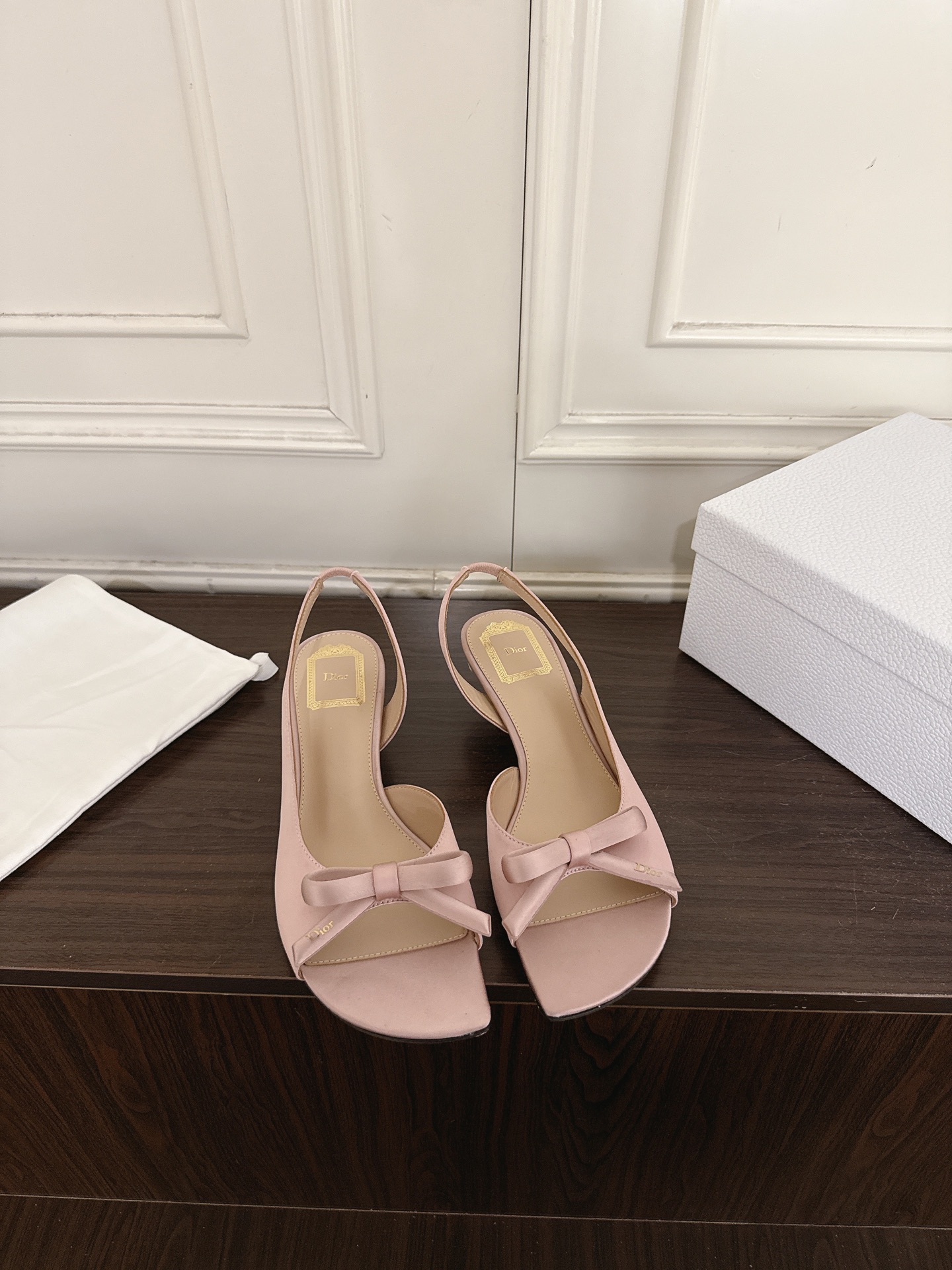 NO:956857,(X015) Dior Dior 26ss new square toe bow kitten heel sandals  Put French gentleness under your feet. The delicate and smooth satin comes with a soft light filter. A small bow is embellished on the toe. It is engraved with brand details in a low-key manner. The square toe shape modifies the foot shape. The flat bottom is zero burden on the feet and will not be tired after long walks. It is suitable for commuting with a suit, a date with a dress, and daily wear with jeans. It is an all-purpose model that does not choose to wear. Minimalist square toe + elegant satin bow, it has just the right sense of light luxury!  .Every color is the taste of summer. Fabric lambskin/satin, lining sheepskin, leather outsole, size 35-41 (40 41 customized, non-returnable), slippers and sandals, dior, dior, sandals, slippers, skirts, jeans, business suit, sheepskin, silk fabric, Leather soles19860909（X015） Dior 迪奥 26ss新品方头蝴蝶结小猫跟凉鞋 把法式温柔踩在脚下,细腻柔滑缎面自带柔光滤镜,小巧蝴蝶结缀于鞋头,低调镌刻品牌细节,方头版型修饰脚型,平底上脚零负担,久走不累.通勤搭配西装、约会配连衣裙、日常配牛仔裤都适配,不挑穿搭的万能款,极简方头+雅致缎面蝴蝶结,轻奢感恰到好处！.每个颜色都是夏天的味道 面料小羊皮/绸缎 内里羊皮 大底真皮大底 Size35-41（40 41定做不退换）,拖鞋凉鞋,dior,dior,sandals,slippers,skirts,jeans,business suit,sheepskin,silk fabric,Leather soles,Women's Shoes