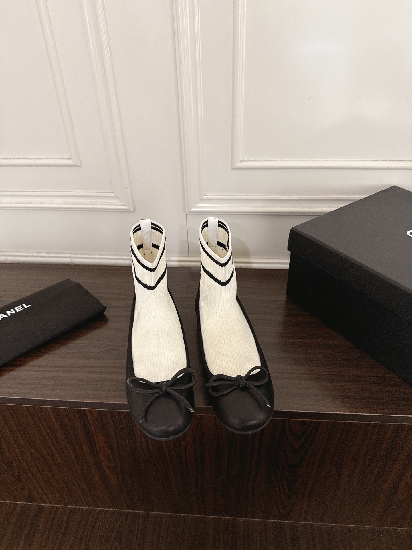 NO:956835,((Y013) CHANEL Chanel 26ss new round-toe bow sock ballet slippers. This pair of Chanel sock boots are engraved with elegance in their bones! The classic black and white striped knitted tube is spliced with glossy lambskin, and the toe is decorated with a small bow, which directly adds to the retro ballet atmosphere. The elastic knitted fabric fits the ankle, does not tighten the legs and can also modify the calf line. Small people can easily wear slender legs, and the soft soles will not tire your feet all day long.  Fabric original imported sheepskin/socks lining/foot inner lining stretch knitted foot sheepskin outsole original open molded TPU outsole Size35-41 (40 41 customized non-refundable), boots, chanel, chanel, boots, sheepskin, socks19860909（（Y013） CHANEL香奈儿26ss新品圆头蝴蝶结袜套芭蕾舞鞋 这双把优雅刻在骨子里的Chanel袜靴！经典黑白条纹针织筒拼接亮面小羊皮,鞋头小巧蝴蝶结点缀,复古芭蕾氛围直接拉满.弹力针织面料贴合脚踝,不勒腿还能修饰小腿线条,小个子也能轻松穿出纤细腿型,软底暴走一整天都不累脚. 面料原版进口羊皮/袜子 内里/垫脚内里弹力针织垫脚羊皮 大底原版开模TPU大底 Size35-41（40 41定做不退换）,靴子,chanel,chanel,boots,sheepskin,socks,Women's Shoes