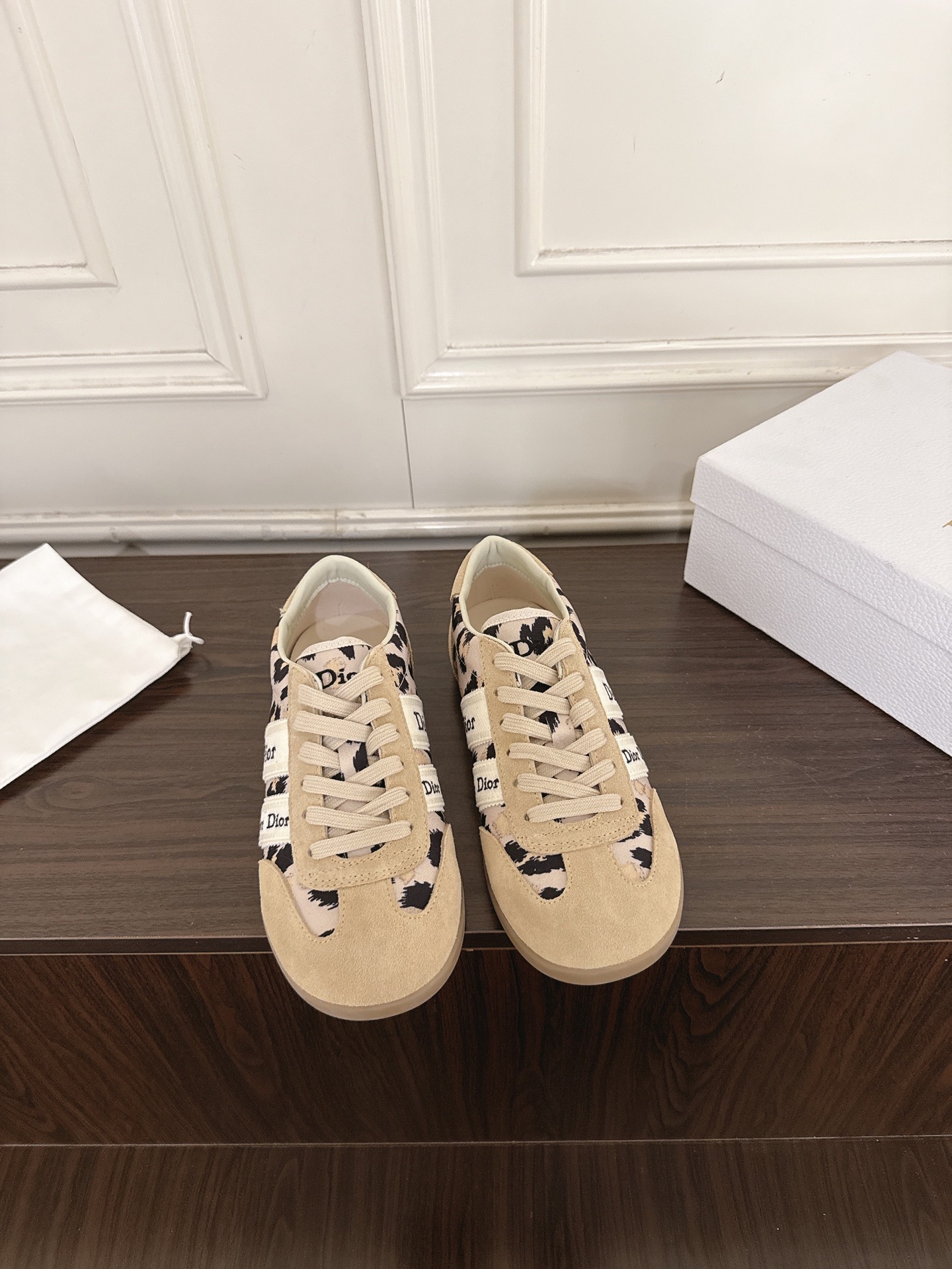 NO:956822,(J008) Dior Dior 26ss new Ribbon series casual sneakers moral training shoes. This Dior Ribbon sneaker is carefully designed by Jonathan Anderson and reinterprets the Dior heritage with a striking silhouette showing retro charm. The upper cleverly combines technical fabrics and suede cow leather, decorated with Dior logo ribbon, paying tribute to the classic J'Adior design with a contemporary atmosphere, injecting graphic style and haute couture style into the shoe, highlighting its elegance.  Original fabric, custom-made imported cow suede stitching, original custom-made soft sheepskin lining, original open-molded anti-slip rubber material for outsole, bottom thickness 2CM, Size 35-42 (41 42 customized, non-returnable), casual shoes/sports shoes, dior, dior, sneakers, cowhide, sheepskin19860909(J008） Dior迪奥 26ss新品Ribbon系列休闲运动鞋德训鞋 这款 Dior Ribbon 运动鞋由乔纳森安德森（onathan Anderson）精心设计,以展现复古魅力的醒目廓形焕新诠释 Dior 传承.鞋面巧妙结合科技面料与绒面牛皮革,饰以 Dior 标志饰带,以当代气息致敬经典的J'Adior 设计,为鞋款注入图形风格与高订风范,彰显典雅气质 面料原版定制进口牛反绒拼接 内里原版定制柔软羊皮里 大底原版开模防滑橡胶材质 底厚2CM Size35-42(41 42定做不退换）,休闲鞋/运动鞋,dior,dior,sneakers,cowhide,sheepskin,Women's Shoes