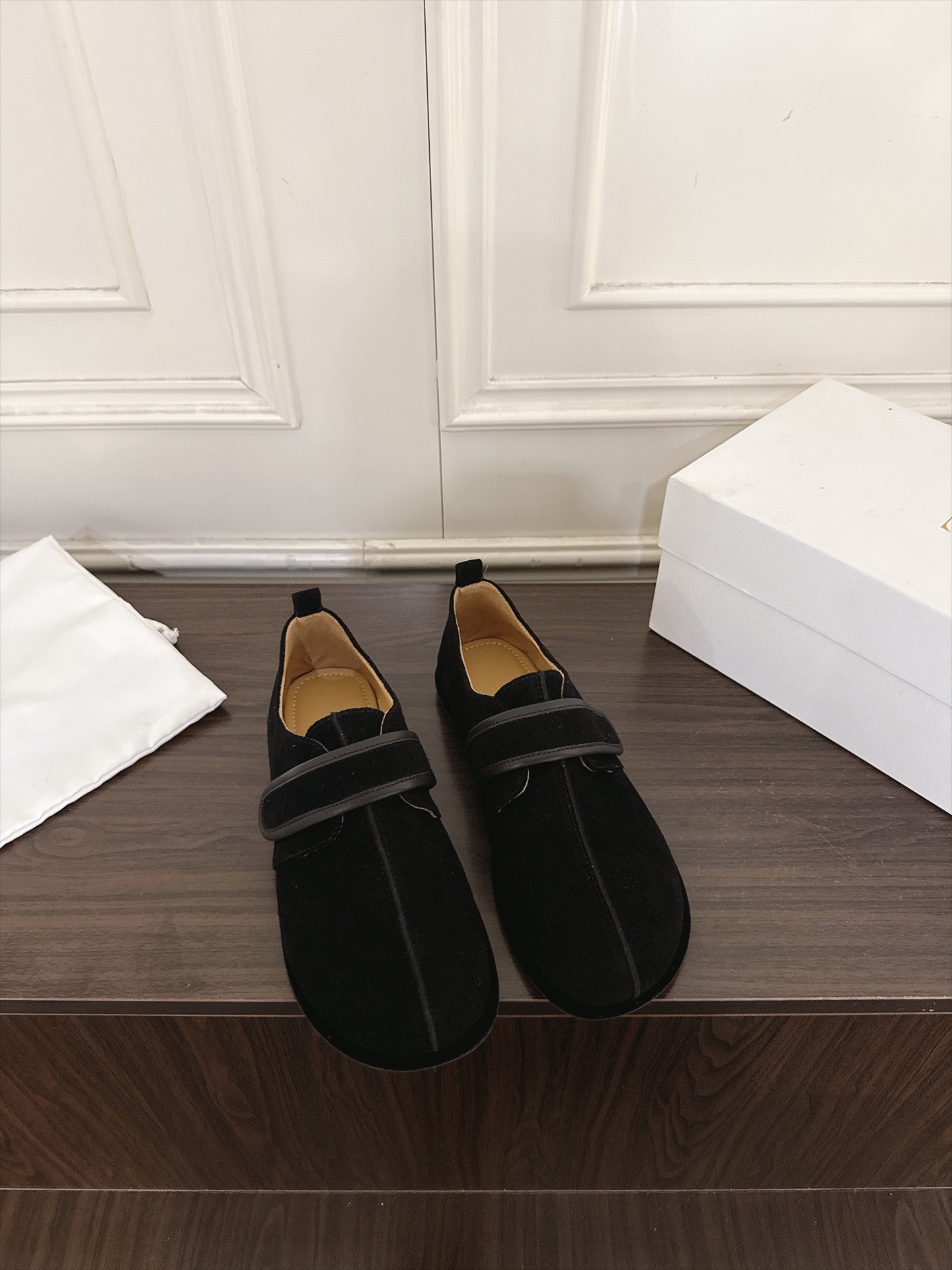 NO:956814,(W001) The Row 2026ss new flat-soled Mary Jane loafers one-slip retro mule shoes. A very comfortable flat shoe with a minimalist design concept. The version is slim, easy to wear, looks good and practical. The upper is imported cow suede. The lining is cowhide. The outsole is original rubber outsole. The size is 35-41 (40.41 is custom-made and cannot be returned or exchanged). Mary Jane, loafers, mary  jane,flats,cowhide19860909（W001）  The Row 2026ss新品平底玛丽珍乐福鞋一脚蹬单鞋复古穆勒鞋 非常舒服的一款平底鞋,极简设计理念,版型显瘦好穿颜值与实用性并存 鞋面进口牛反绒 内里牛皮 大底原版橡胶大底 码数35-41（40.41定做不退不换）,玛丽珍,loafers,mary jane,flats,cowhide,Women's Shoes