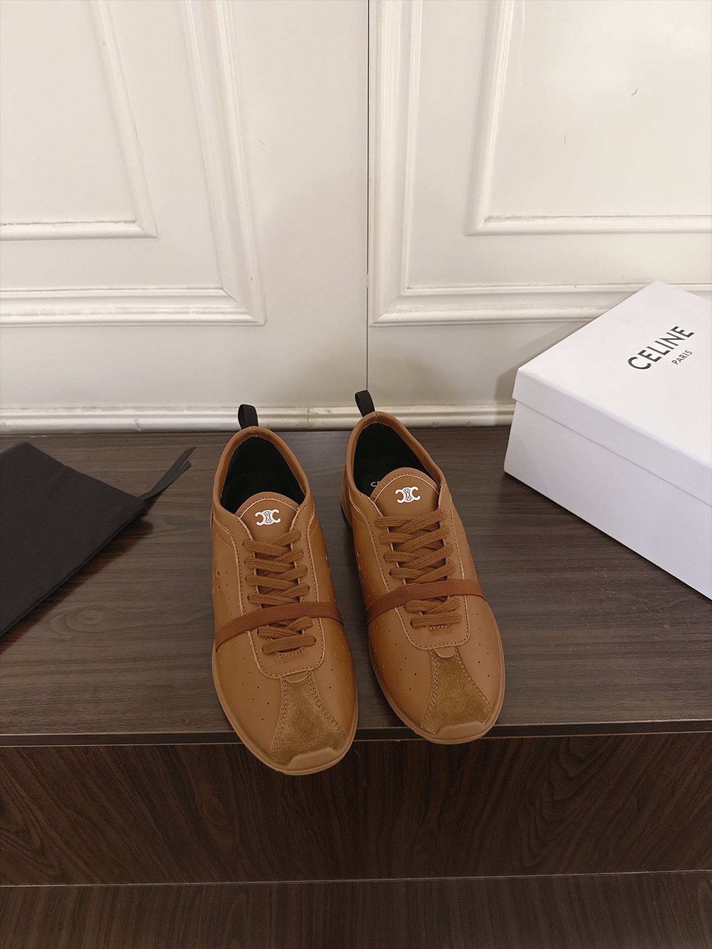 NO:956787,(B011) Celine Celine's latest Racer series of retro hollow casual sports shoes. This new Racer sports shoe is inspired by the 1970s. It combines the iconic elements of the sports shoes of the 1970s. Triomphe embroidery on the side, grooved outsole, leather splicing details, etc. Fabric: Original custom imported calfskin. Lining: Original custom breathable mesh lining. Outsole: Original molded anti-slip rubber outsole. Bottom thickness: 2CM. Size:  35-41 (customized at 40.41), casual shoes/sports shoes, celine, celine, sneakers, cowhide19860909（B011） Celine 思琳赛琳 最新Racer系列复古镂空休闲运动鞋  这款Racer运动鞋 灵感源自70年代的这款全新运动鞋,融合70年代时代运动鞋的标志性元素 侧面Triomphe刺绣 沟纹外底、皮革拼接细节等 面料: 原版定制进口小牛皮 内里: 原版定制透气网里 大底: 原版开模防滑橡胶大底 底厚: 2CM Size: 35-41（40.41定做）,休闲鞋/运动鞋,celine,celine,sneakers,cowhide,Women's Shoes