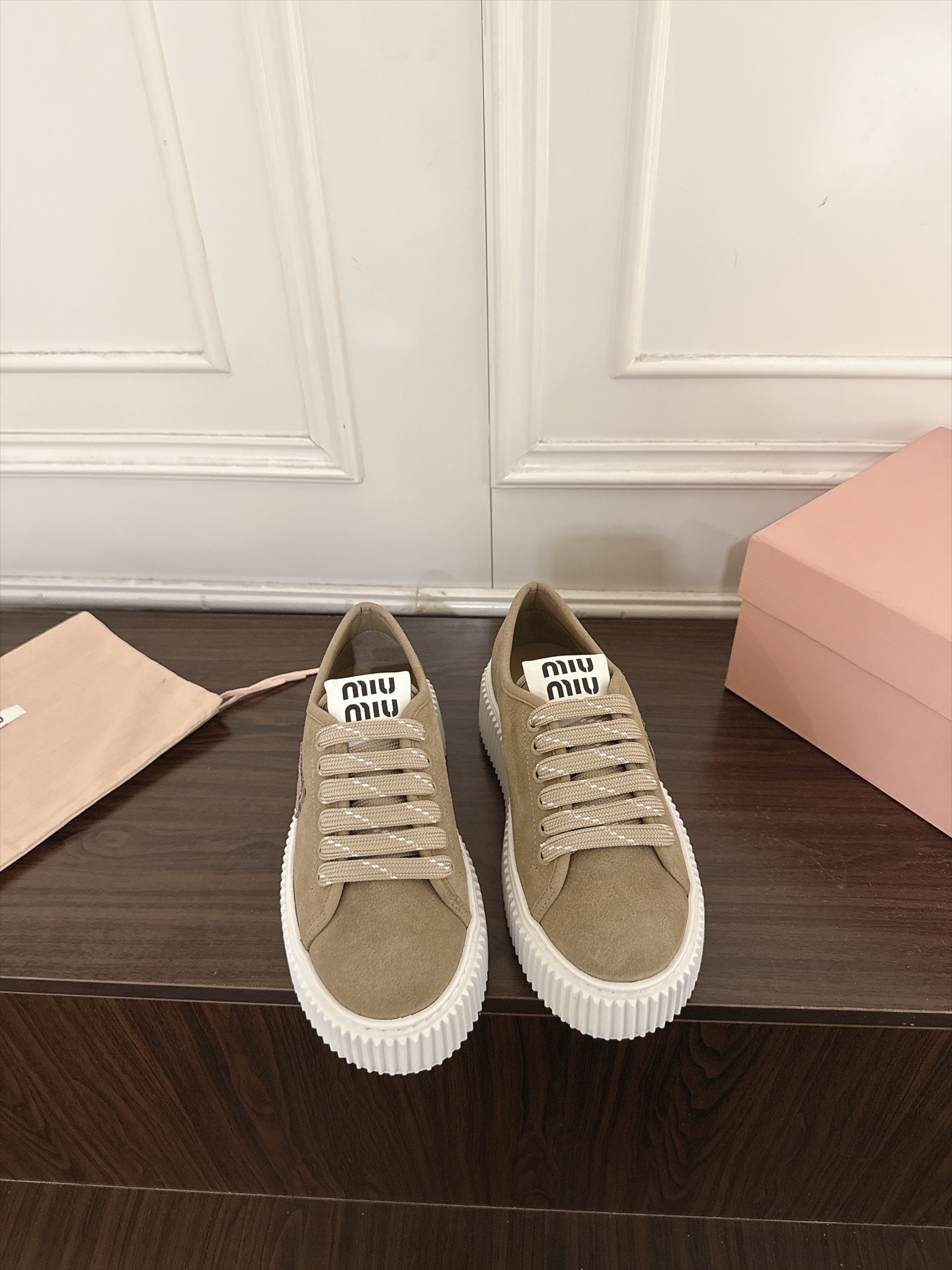 NO:956797,(X002) MiuMiu 26ss new biscuit sole breathable casual shoes. The show craftsmanship comes from the details of the Miu Miu series. The new season trend is a beloved concept at the moment, with multiple collisions, conveying modern style~ It looks good no matter how you wear it. This summer’s fashionistas love it. Fabric nubuck leather lining Leather lining Outsole Original outsole  Size 35-41 (custom-made sizes 40 and 41 are non-returnable and non-exchangeable), casual shoes/sports shoes, miumiu, sneakers, cowhide19860909（X002） MiuMiu缪缪26ss新品饼干底透气休闲鞋 秀场工艺来自Miu Miu系列的细节特写 新季的潮流此刻挚爱的概念,多元对撞,传达现代风格~ 怎么穿都好看今夏时髦精最爱. 面料磨砂牛皮 内里皮里 大底原版大底 码数35-41（40、41订做不退不换),休闲鞋/运动鞋,miumiu,sneakers,cowhide,Women's Shoes