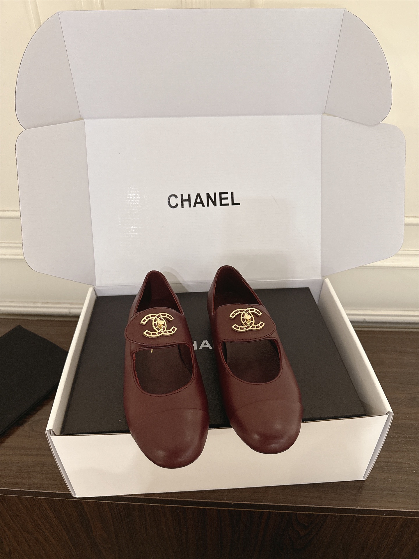 NO:956778,(N005) Chanel Chanel 26/ss new summer Mary Jane flat ballet shoes. The classic round-toe shape is soft and flattering. The contrasting toe continues Xiaoxiang's iconic design. The one-word strap is matched with a diamond-encrusted double C turn buckle, which is full of sophistication. The delicate lambskin upper is soft and waxy, and the flat style is easy to wear. It can be matched with long skirts and jeans, and it can easily create French elegance. It is suitable for daily appointments and commuting.  Customized sheepskin/sheepskin upper, sheepskin lining, Italian genuine leather outsole, Size35-40 (40 customized, non-returnable), Mary Jane, chanel, chanel, mary jane, flats, skirts, jeans, sheepskin, sheep, Leather soles19860909（N005） Chanel香奈儿 26/ss夏季新品玛丽珍平底鞋芭蕾舞单鞋 经典圆头鞋型柔和衬脚,撞色鞋头延续小香标志性设计,一字袢带搭配镶钻双C旋扣,精致感拉满.细腻小羊皮上脚软糯,平底款式轻松暴走.搭配长裙、牛仔裤都适配,轻松打造法式优雅,日常约会通勤都很合适. 鞋面定制羊猄/羊皮 内里羊皮 大底意大利真皮大底 Size35-40（40定做不退换）,玛丽珍,chanel,chanel,mary jane,flats,skirts,jeans,sheepskin,sheep,Leather soles,Women's Shoes