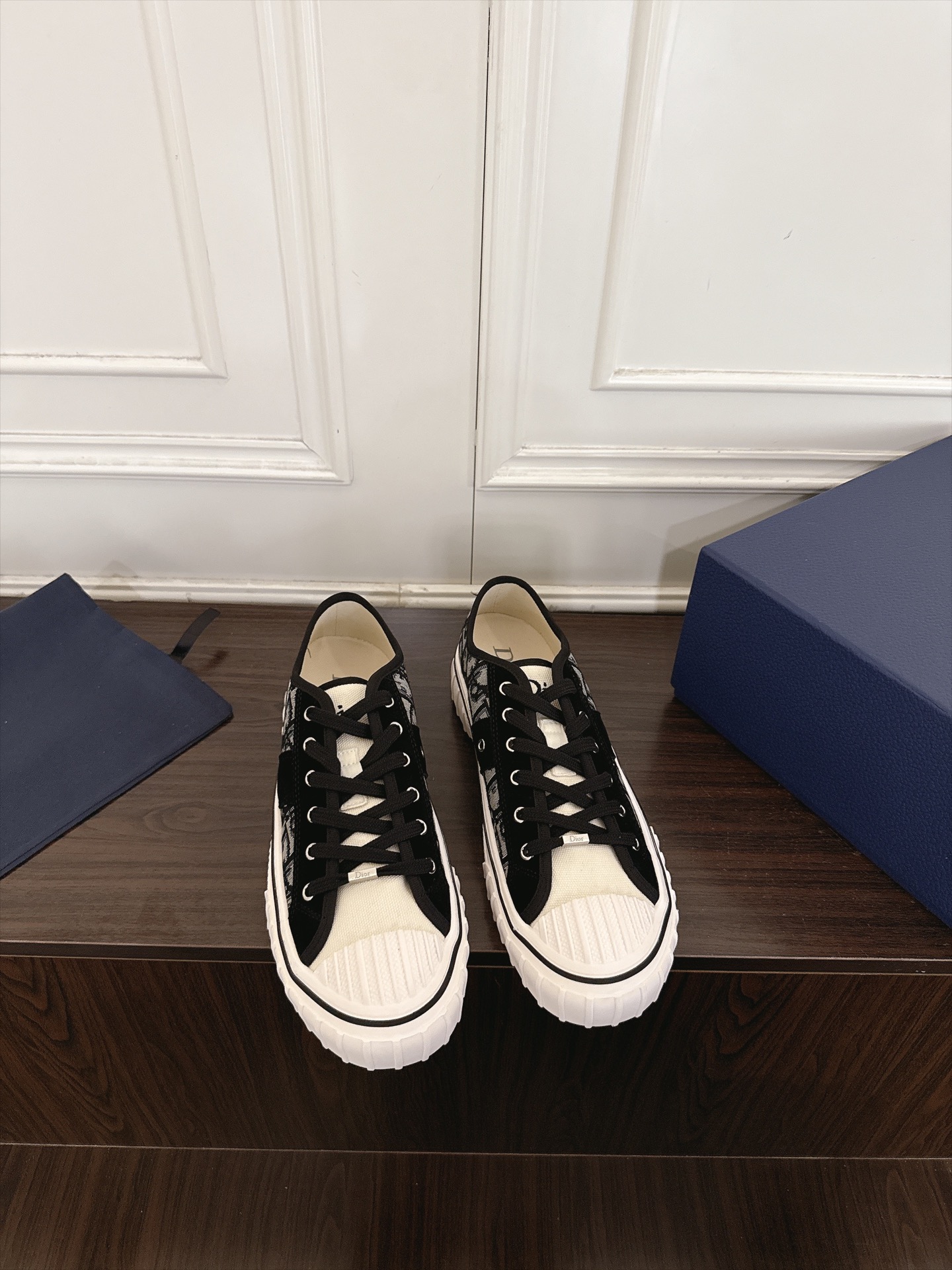 NO:956760,Couple model (J008) Dior Hooper 26ss new low-top sports shoes Dior presbyopic embroidered canvas shoes Lace-up casual shoes Many celebrity Internet celebrities continue the silhouette of retro work canvas shoes Hard rubber shell toe protects while replicating the style of retro work shoes Segmented sawtooth rubber thick sole with slight heightening effect Canvas base + side suede cross straps embroidered D letter on the side of the heel  The midsole is matched with iconic red decorative lines for a retro feel. Classic D dark pattern jacquard fabric with suede splicing for a more light and luxurious texture. Metal lace holes, flat cotton laces, soft canvas material inside the shoe. The low-cut version exposes the ankle, which is visually lighter. Original fabric lining Size35-46 (female 40, male 45 46, custom-made and non-returnable), casual shoes/sports shoes, dior, dior, sneakers, chamois  leather19860909情侣款（J008） Dior 迪奥Hooper 26ss新品低帮运动鞋 迪奥老花刺绣帆布鞋 系带休闲鞋 超多明星网红种草 延续复古工装帆布鞋轮廓 硬质橡胶贝壳鞋头 防护同时复刻复古工装鞋造型 分段式锯齿橡胶厚底 带有轻微增高效果 帆布基底+侧边麂皮交叉饰带 后跟侧边刺绣D字母 中底搭配标志性红色装饰线条 复古感突出 经典D暗纹提花面料 搭配麂皮拼接 质感更加轻奢 金属鞋带孔 扁平棉质鞋带 鞋内里柔软帆布材质 低帮版型露出脚踝 视觉上更显轻盈. 面料内里原版布料 Size35-46（女40 男45 46定做不退换）,休闲鞋/运动鞋,dior,dior,sneakers,chamois leather,Women's Shoes