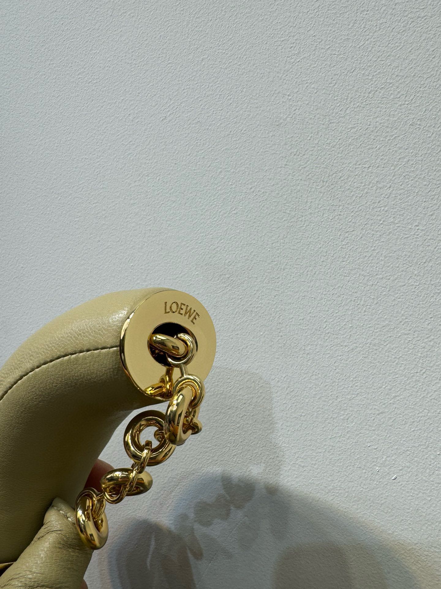 תיק יד מעוצב Loewe Squeeze עור חומה יפה ומאודר 10 i1712587566 2425 1