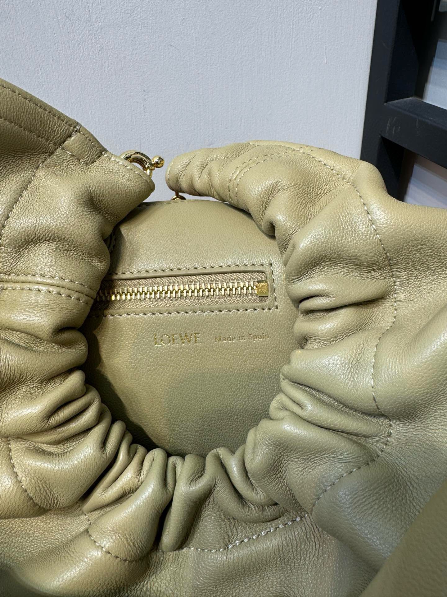 תיק יד מעוצב Loewe Squeeze עור חומה יפה ומאודר 9 i1712587566 6317 6