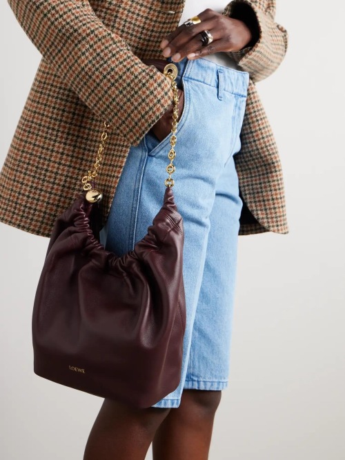 Loewe Bolso de Hombro de Cuero Burdeos con Cadena Dorada - Elegancia y Estilo 1 Loewe Bolso de Hombro de Cuero Burdeos con Cadena Dorada - Elegancia y Estilo