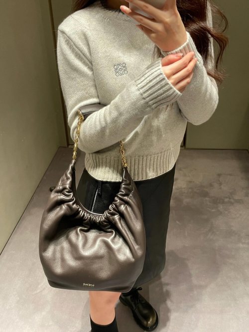 حقيبة كتف LOEWE Bunch من جلد الغنم بلون بني داكن مع سلسلة ذهبية 1 حقيبة كتف LOEWE Bunch من جلد الغنم بلون بني داكن مع سلسلة ذهبية