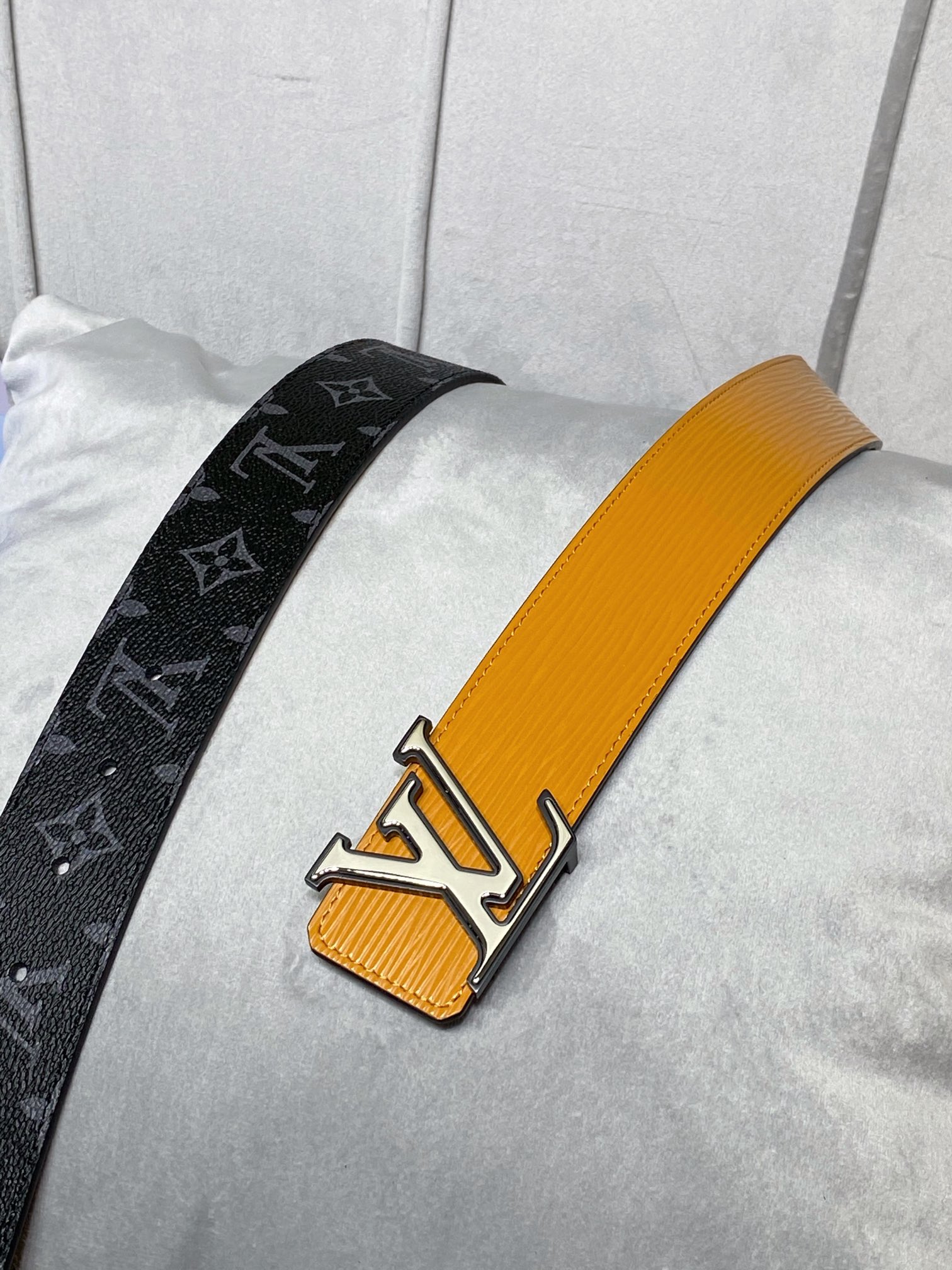 1:1
 Louis Vuitton Top
 Belts Men Epi Canvas