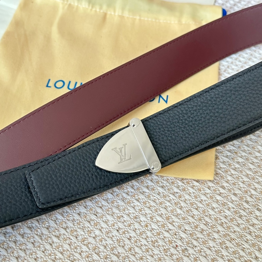 LvS-Lock系列寬度3.5cm驢家法國原廠荔枝紋皮料搭配獨特的新型掛扣雙面️用