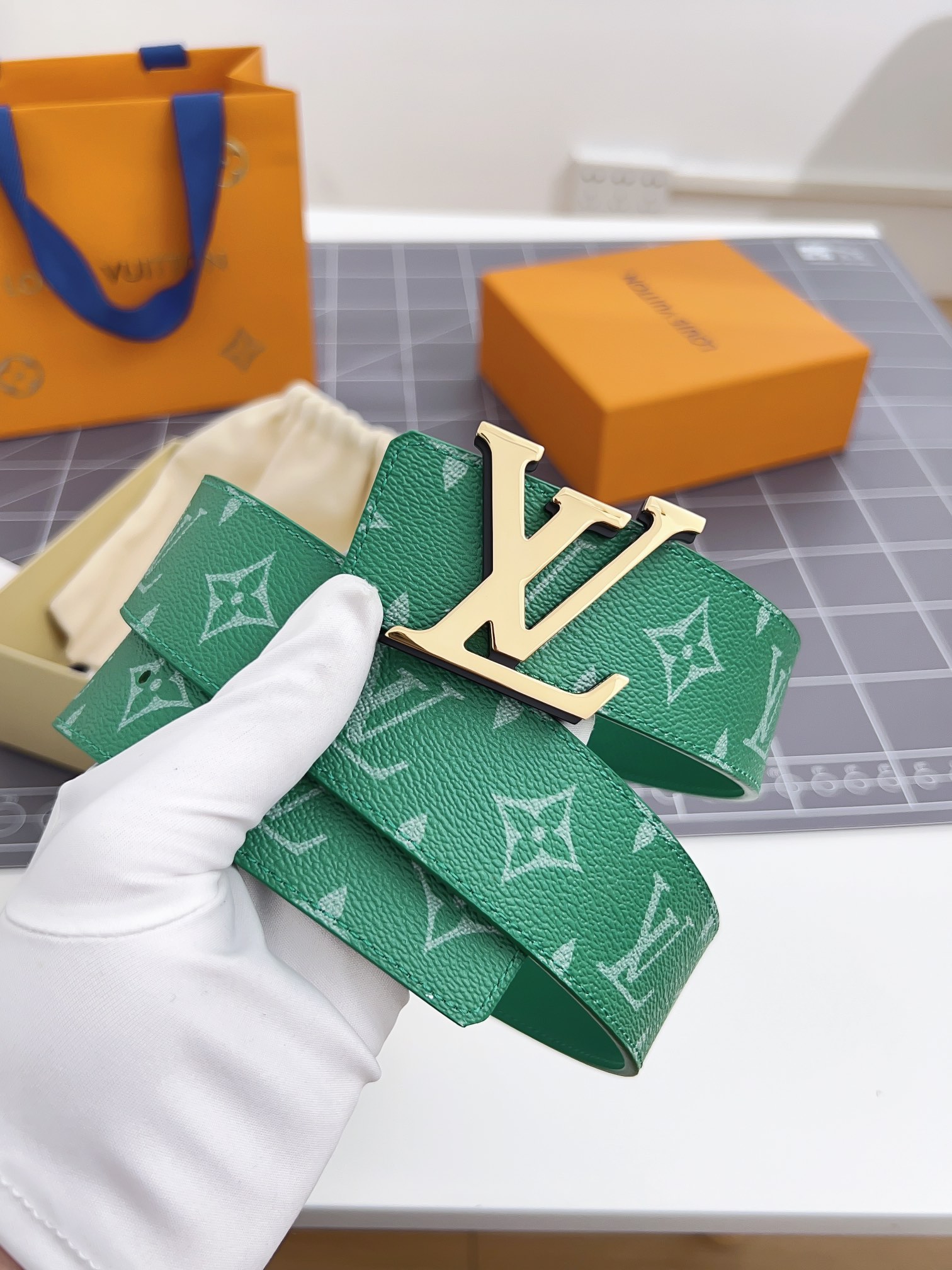 寬40mm驢家新品雙面均可使用一面為柔軟的十字紋小牛皮另一面配以色彩繽紛的帆布製作全新字母搭扣設計與腰帶