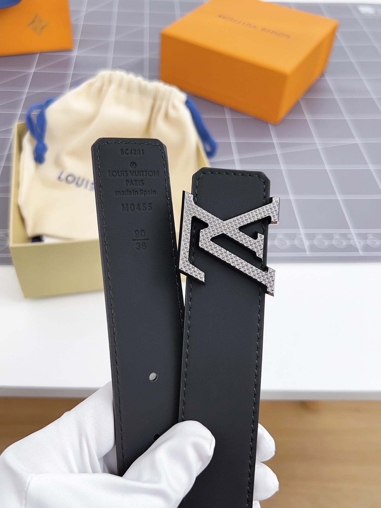 寬度35mmLvS-Lock系列宽度3.5cm精致的字母搭扣搭配品牌專用小牛皮压logo标识双面️用