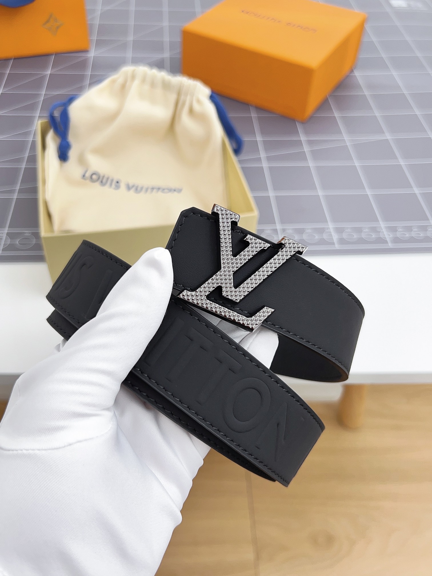 寬度35mmLvS-Lock系列宽度3.5cm精致的字母搭扣搭配品牌專用小牛皮压logo标识双面️用