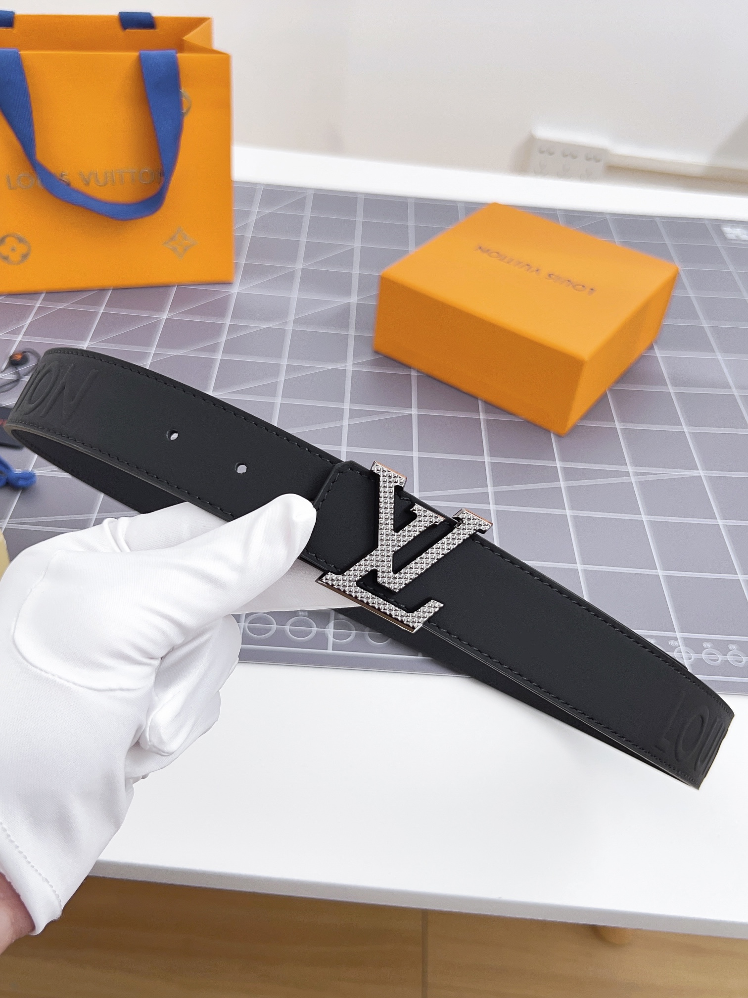 寬度35mmLvS-Lock系列宽度3.5cm精致的字母搭扣搭配品牌專用小牛皮压logo标识双面️用