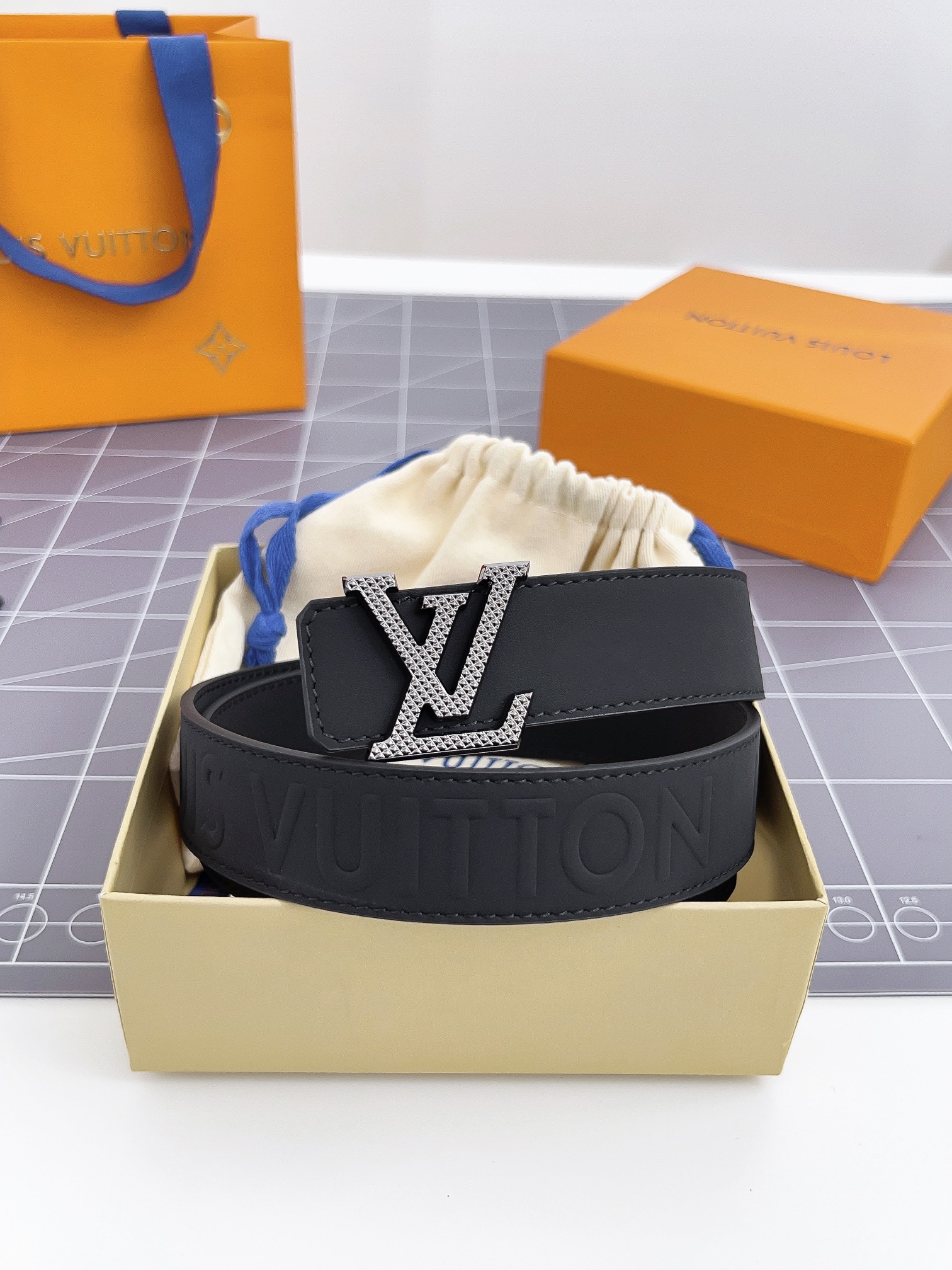 寬度35mmLvS-Lock系列宽度3.5cm精致的字母搭扣搭配品牌專用小牛皮压logo标识双面️用