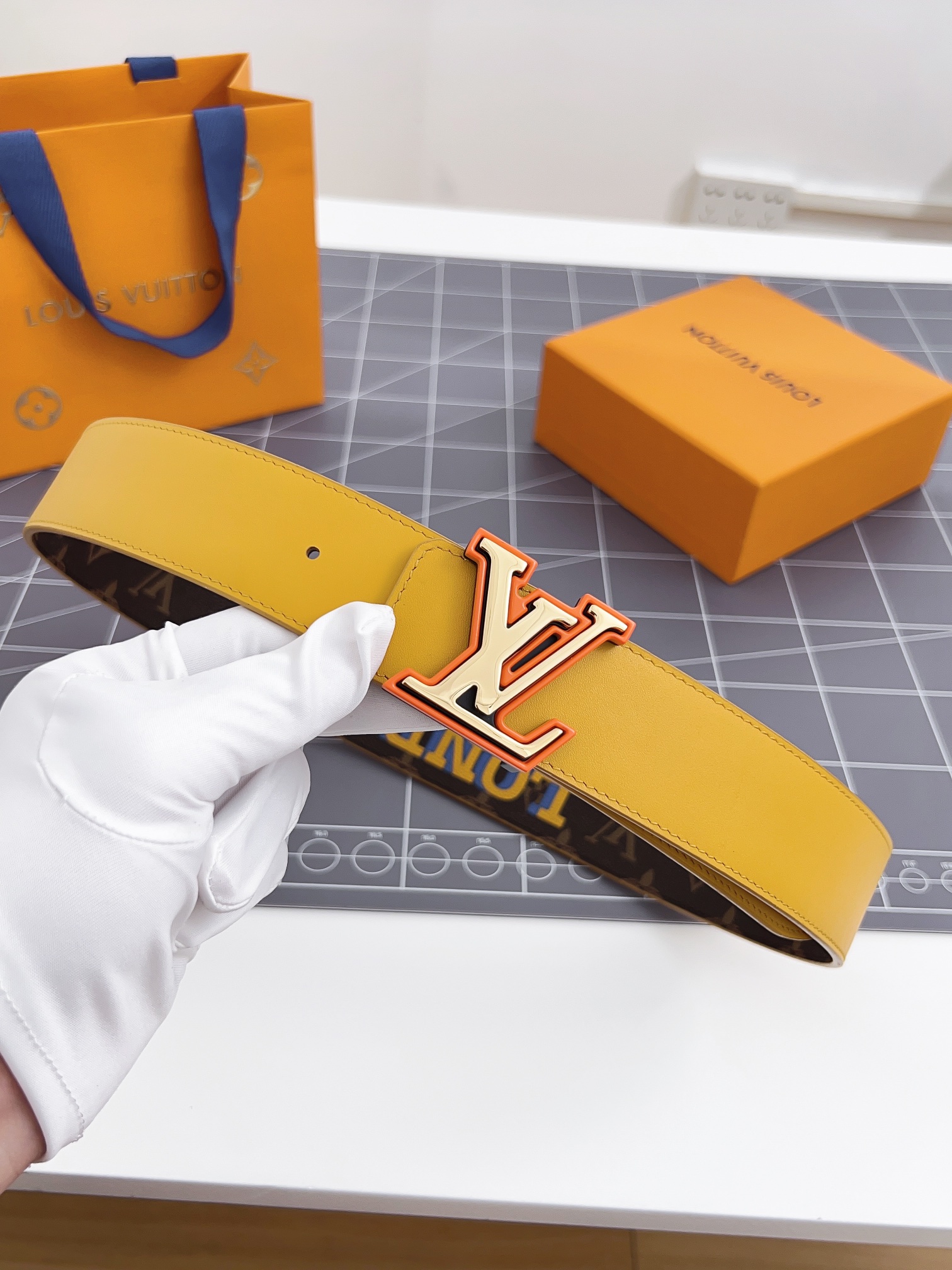 寬度40mmLOUISVUITTON該腰帶一面採用定制帆布一面採用原廠柔軟小牛皮並飾有logo標識全新靈