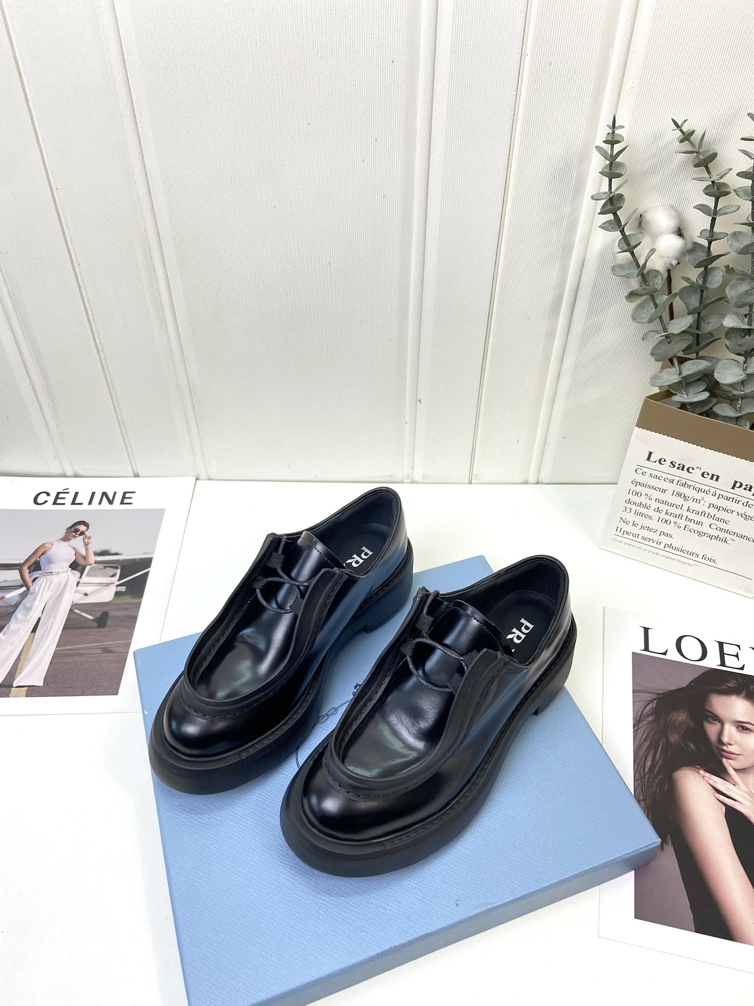 NO:482426,Men's 20 Prada PARADA top version Spring and summer catwalk loafers, counter original mold opening sole 1:1 replica, very comfortable and versatile on the feet, non-slip and wear-resistant original imported edge beaded cowhide, inner lining is imported water dyed cowhide, cowhide footbed sole TPR private mold outsole Heel height: 4CM Women's model 34-42 (34 40 41 42 Custom made) Men's size 38-46 (38 45 46 Custom made), loafers, prada, loafers, cowhide19860909男20 普拉达PARADA顶级版本 春夏走秀款乐福鞋 专柜原版开模大底1:1复刻 上脚非常舒适百搭 防滑耐磨原版进口开边珠牛皮 内里采用进口水染牛皮里 牛皮垫脚 鞋底TPR私模大底 跟高:4CM 女款 34-42（34 40 41 42 定做） 男码 38-46（38 45 46 定做）,乐福鞋,prada,loafers,cowhide,Women's Shoes