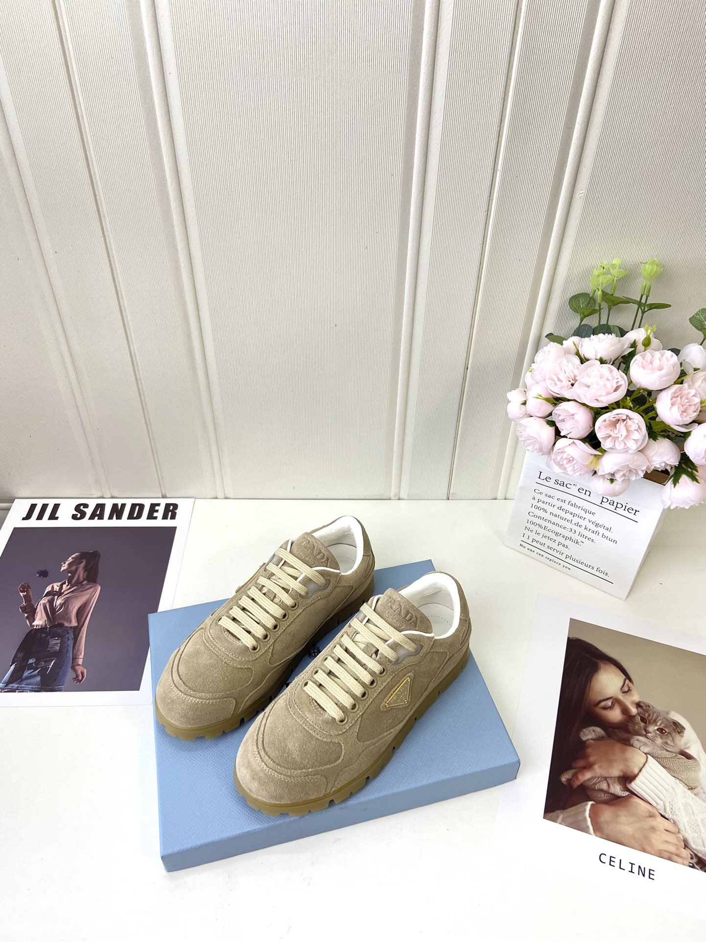 NO:236929,Men's 20 prad-a prad 2025 vs classic couple casual shoes series... [Triangle logo casual shoes] Original 1:1 customization, this year's most trendy triangle logo pedals British style retro couple casual shoes, many internet celebrities put on their feet, injection molded triangle letters luogo craftsmanship, this year's very explosive, wear casual sports without making mistakes... Fabric: official website original imported cowhide front and back steel stamp Injection molded triangle logo Inner: original cowhide foot pad: original cowhide outsole: original molded tpu rubber sole Size: women 35-41 men 39-46, casual shoes/sports shoes, prada, prada, sneakers, cowhide19860909男20 prad-a普拉*达2025vs经典情侣休闲鞋系列……【三角标休闲鞋】 原版1:1定制,今年最潮的三角标一脚蹬英伦风复古情侣休闲鞋,众多网红上脚,注塑三角字母luogo工艺,今年非常爆,穿上休闲运动两不失误…… 面料:官网原版进口牛皮前后钢印 注塑三角标 内里:原版牛皮 垫脚:原版牛皮 大底:原版开模tpu橡胶底 码数:女35-41 男39-46,休闲鞋/运动鞋,prada,prada,sneakers,cowhide,Women's Shoes