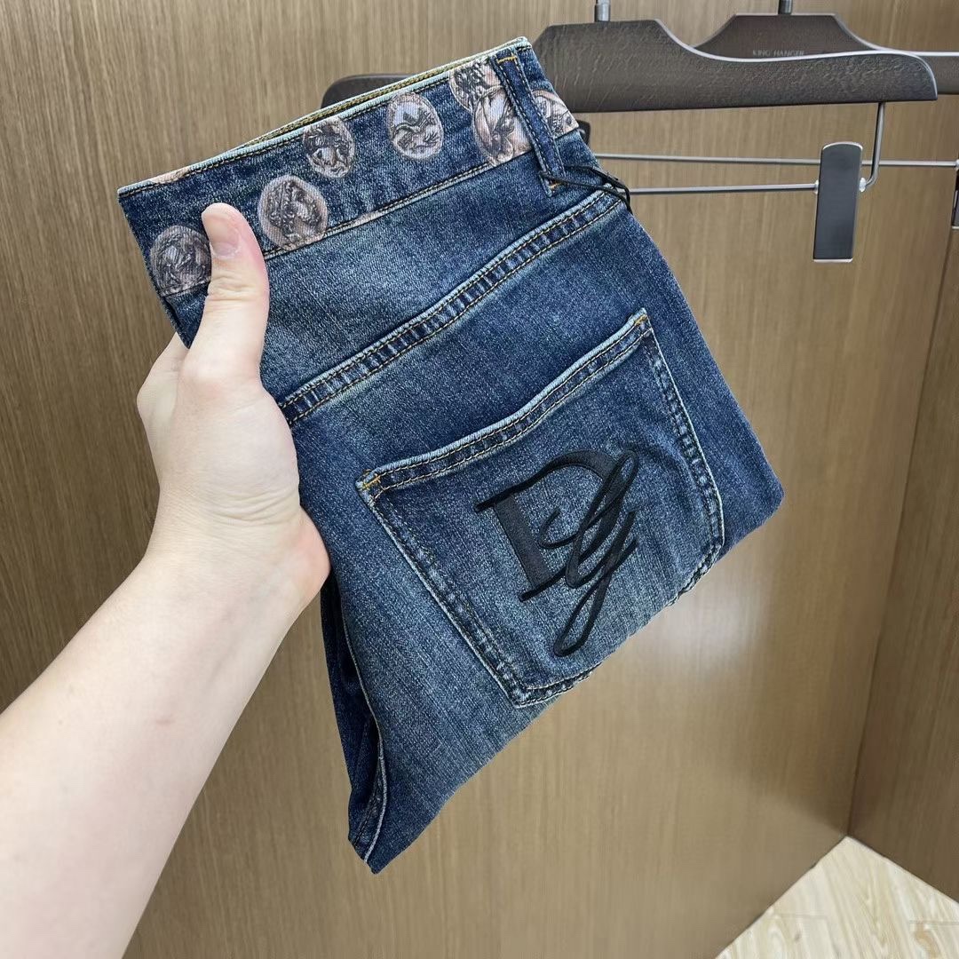 NO:119614,DG 25SS spring and summer new super soft wash jeans, top body is so handsome, small straight-fitting design, slim-fitting cut, men's top casual cotton!  High-end stretchy all-season versatile commuter jeans for men!  The style is extremely versatile, the fabric is elastic and the material is also outstanding, with a bit retro and old style. The thick fabric is suitable for all seasons to wear and the industry's exclusive first-time model, and the four seasons versatile commuter style!  This high-end slim stretch tight jeans are versatile and comfortable!  29-38 (none 35,37), Dolce & Gabbana, jeans, alexander wang19860909DG 25SS春夏新品超柔和水洗牛仔裤 ,上身爆帅,小直筒设计,修身裁剪,男款顶级休闲棉质！高端弹力四季百搭通勤牛仔男裤！款式极其的百搭,面料弹力,材质也十分出众,有点复古做旧的风格,厚面料适合四季穿着业内独家首发款,四季百搭通勤款！这类高端的修身弹力紧身牛仔裤,百搭而且舒适！ 29-38（无35,37）,,Dolce&Gabbana,jeans,alexander wang,Men's clothing